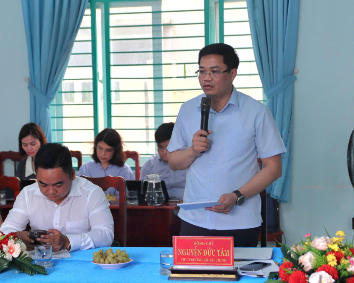 Đồng chí Nguyễn Đức Tâm, Thứ trưởng Bộ Tài chính, phát biểu tại buổi làm việc của Đoàn công tác Chính phủ với UBND xã Vĩnh Hải. Đồng chí Nguyễn Đức Tâm, Thứ trưởng Bộ Tài chính, phát biểu tại buổi làm việc của Đoàn công tác Chính phủ với UBND xã Vĩnh Hải.