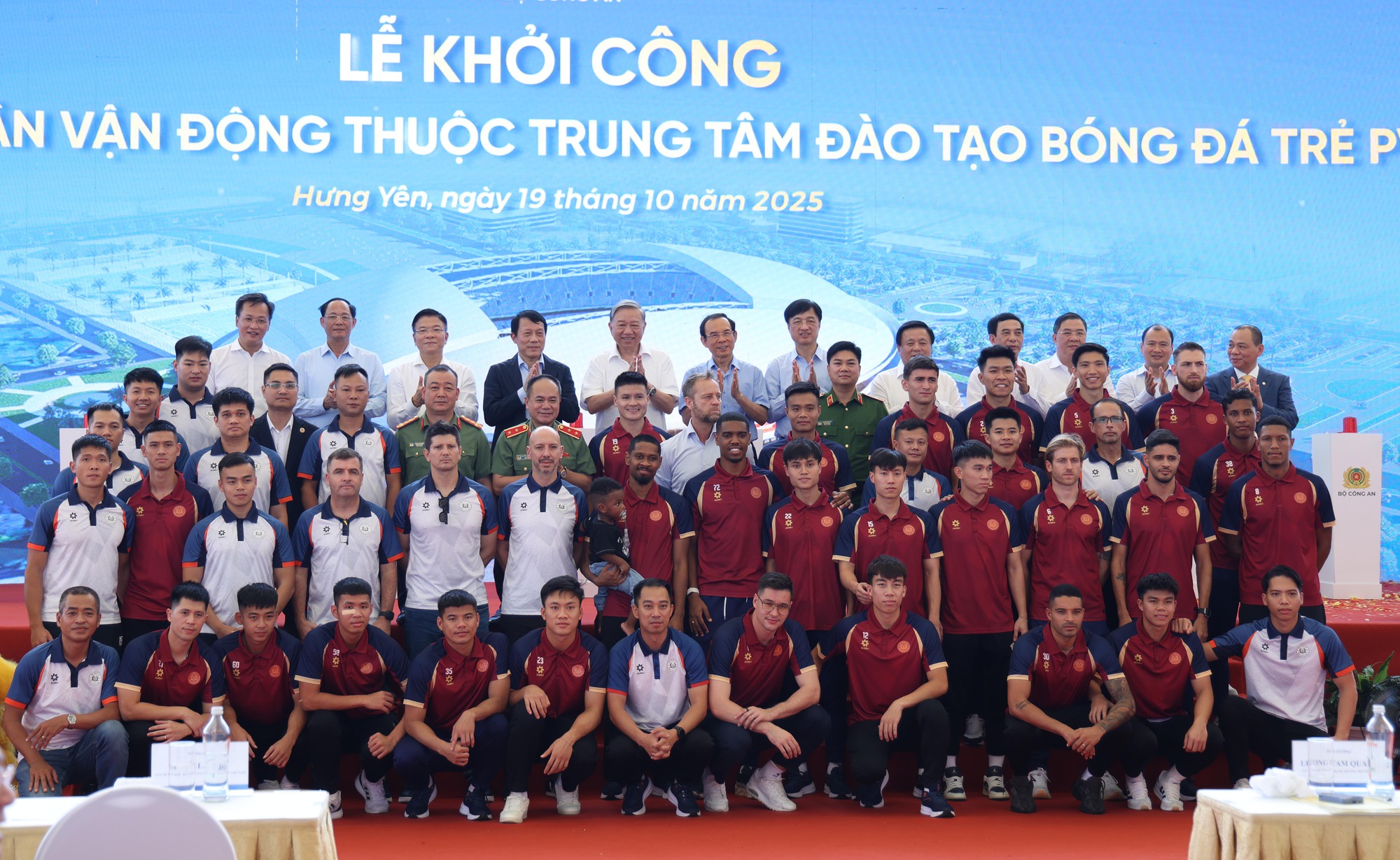 Tổng Bí thư Tô Lâm và các đồng chí lãnh đạo Đảng, Nhà nước chụp ảnh lưu niệm với các thành viên Trung tâm Đào tạo bóng đá trẻ PVF - Ảnh VGP/Đức Tuân Tổng Bí thư Tô Lâm và các đồng chí lãnh đạo Đảng, Nhà nước chụp ảnh lưu niệm với các thành viên Trung tâm Đào tạo bóng đá trẻ PVF - Ảnh VGP/Đức Tuân