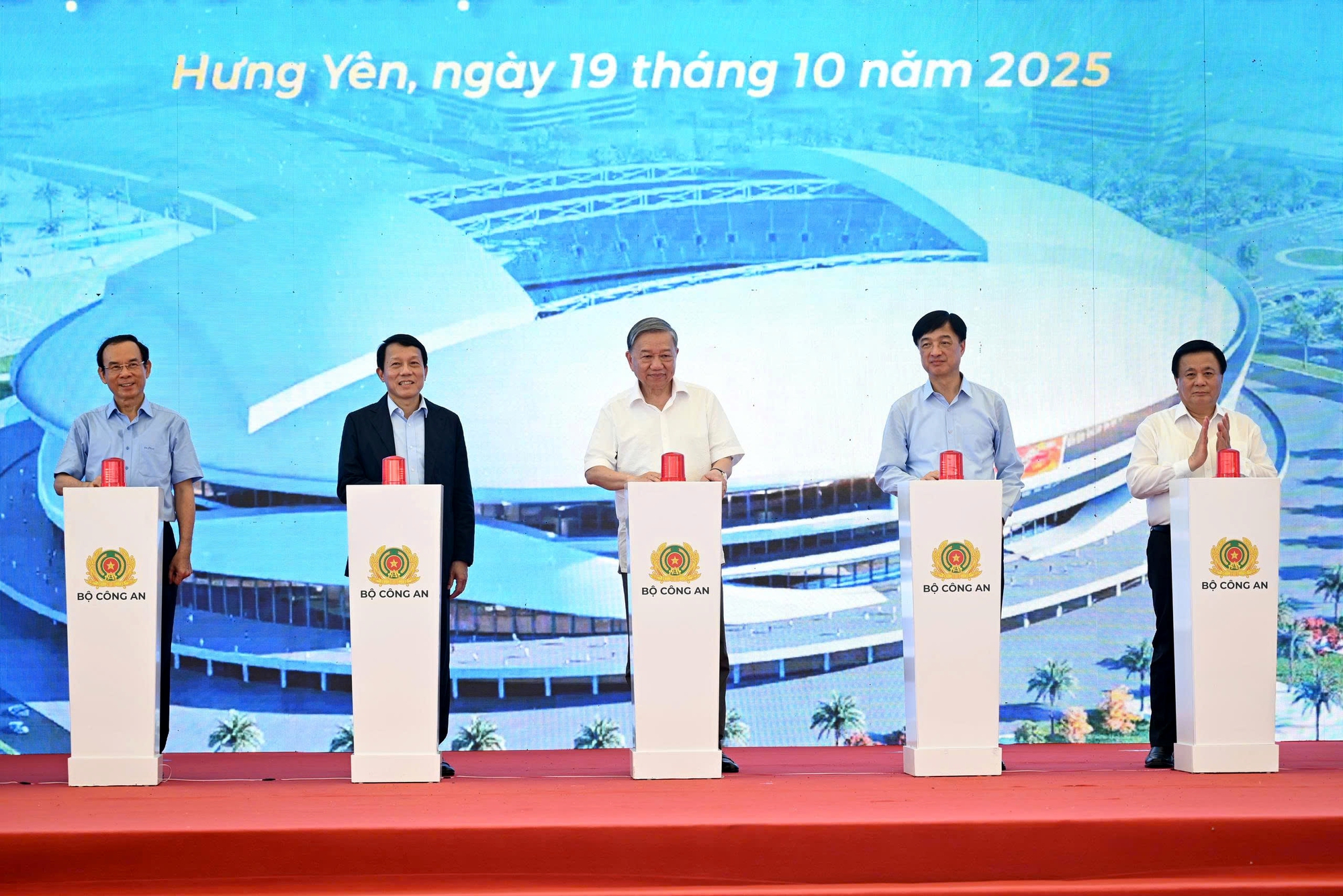 Tổng Bí thư Tô Lâm và các đại biểu thực hiện nghi thức khởi công công trình - Ảnh VGP/Đức Tuân Tổng Bí thư Tô Lâm và các đại biểu thực hiện nghi thức khởi công công trình - Ảnh VGP/Đức Tuân