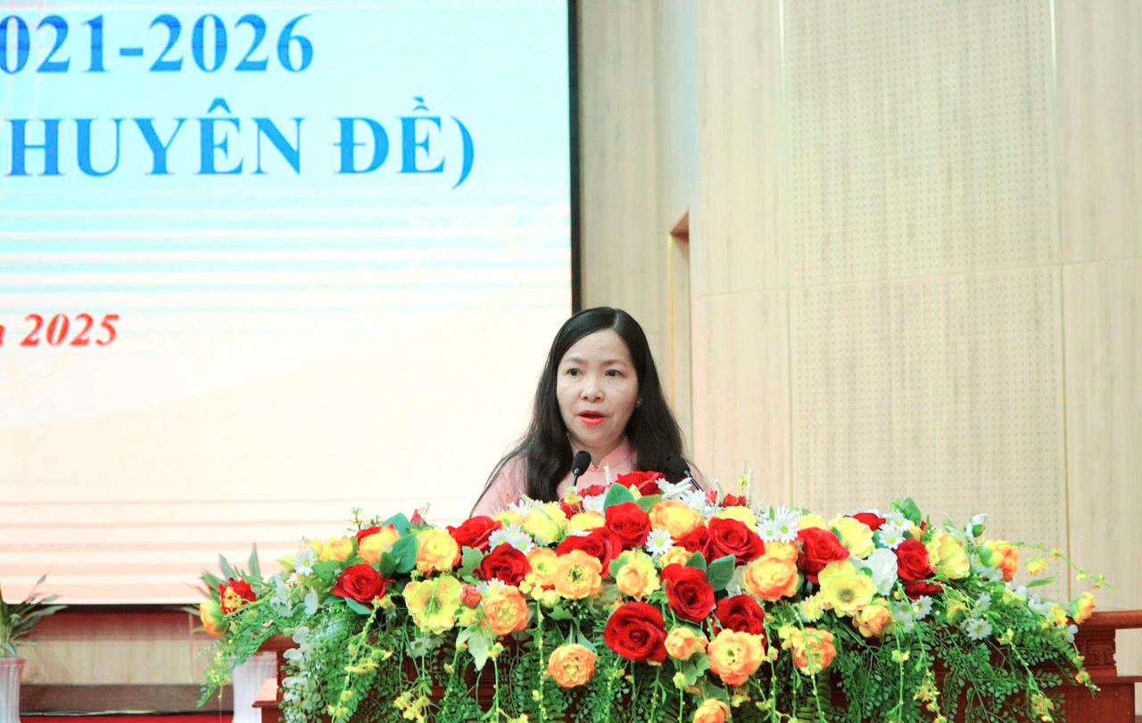 Bà Nguyễn Hồng Phượng, Trưởng Ban Pháp chế HĐND tỉnh An Giang phát biểu tại kỳ họp. Bà Nguyễn Hồng Phượng, Trưởng Ban Pháp chế HĐND tỉnh An Giang phát biểu tại kỳ họp.