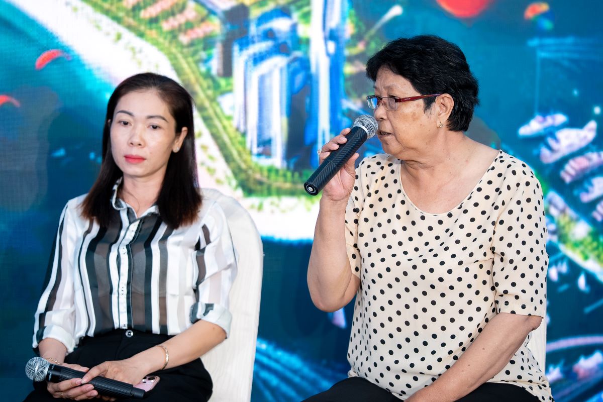 Bà Thể (bên phải) và người dân Cần Giờ không khỏi tự hào và kỳ vọng khi quê hương ngày càng đổi khác   Bà Thể (bên phải) và người dân Cần Giờ không khỏi tự hào và kỳ vọng khi quê hương ngày càng đổi khác
