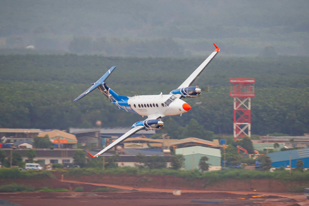 Sau hơn 5 tiếng đồng hồ bay liên tục, chuyến bay hiệu chuẩn kết thúc an toàn. Sau hơn 5 tiếng đồng hồ bay liên tục, chuyến bay hiệu chuẩn kết thúc an toàn.