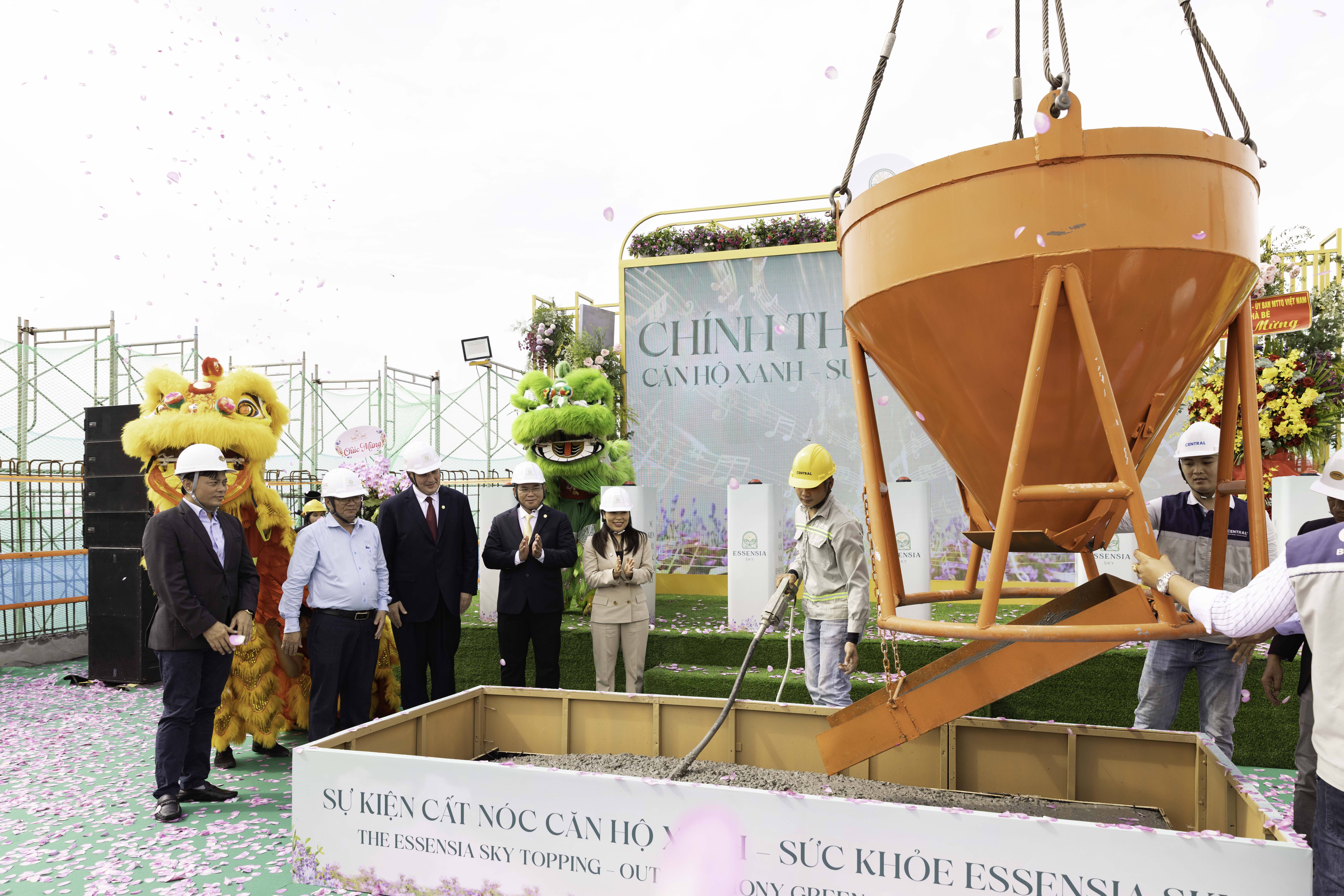 Trục cẩu đang tiến hành đổ bê tông lên sàn mái, đánh dấu thời khắc công trình hoàn thiện phần kết cấu. Ảnh: Phú Long   Trục cẩu đang tiến hành đổ bê tông lên sàn mái, đánh dấu thời khắc công trình hoàn thiện phần kết cấu. Ảnh: Phú Long