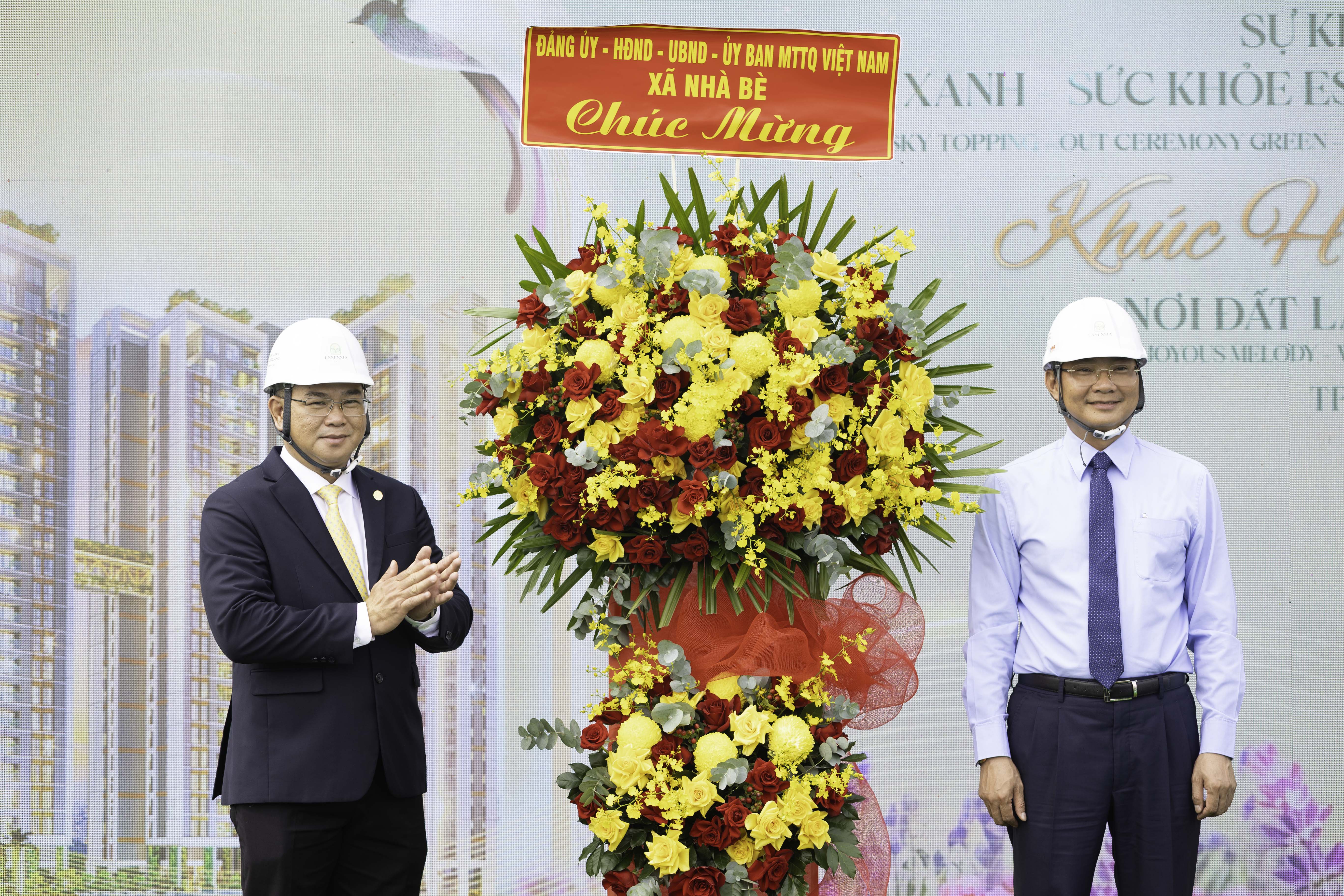 Ông Nguyễn Vũ Anh Tú - Tổng Giám đốc Công ty Phú Long (bên trái) nhận hoa chúc mừng từ Ông Phan Ngọc Phúc - Bí thư Đảng uỷ xã Nhà Bè (bên phải). Ảnh Phú Long   Ông Nguyễn Vũ Anh Tú - Tổng Giám đốc Công ty Phú Long (bên trái) nhận hoa chúc mừng từ Ông Phan Ngọc Phúc - Bí thư Đảng uỷ xã Nhà Bè (bên phải). Ảnh Phú Long