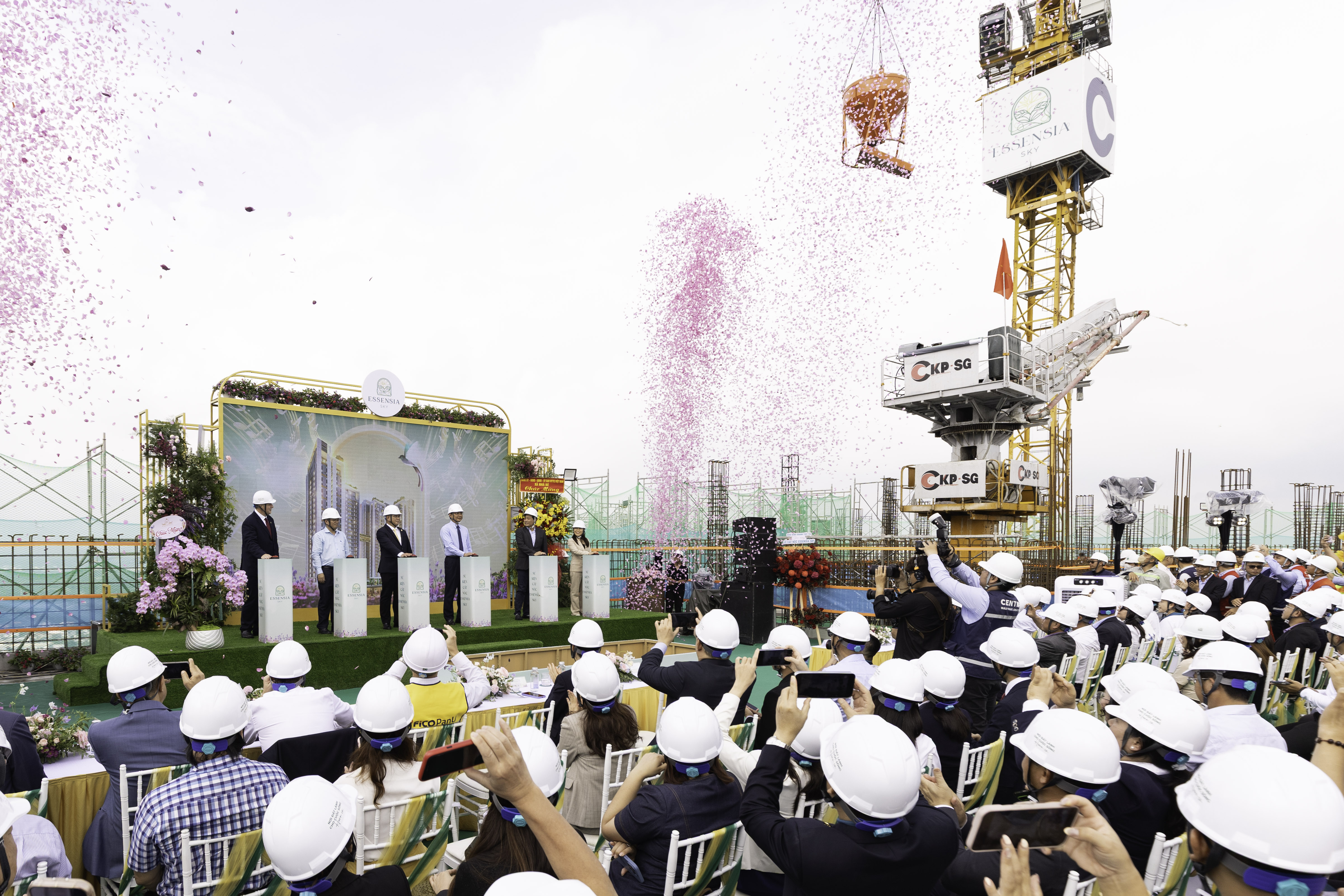 Tưng bừng Lễ cất nóc dự án Essensia Sky. Ảnh: Phú Long   Tưng bừng Lễ cất nóc dự án Essensia Sky. Ảnh: Phú Long