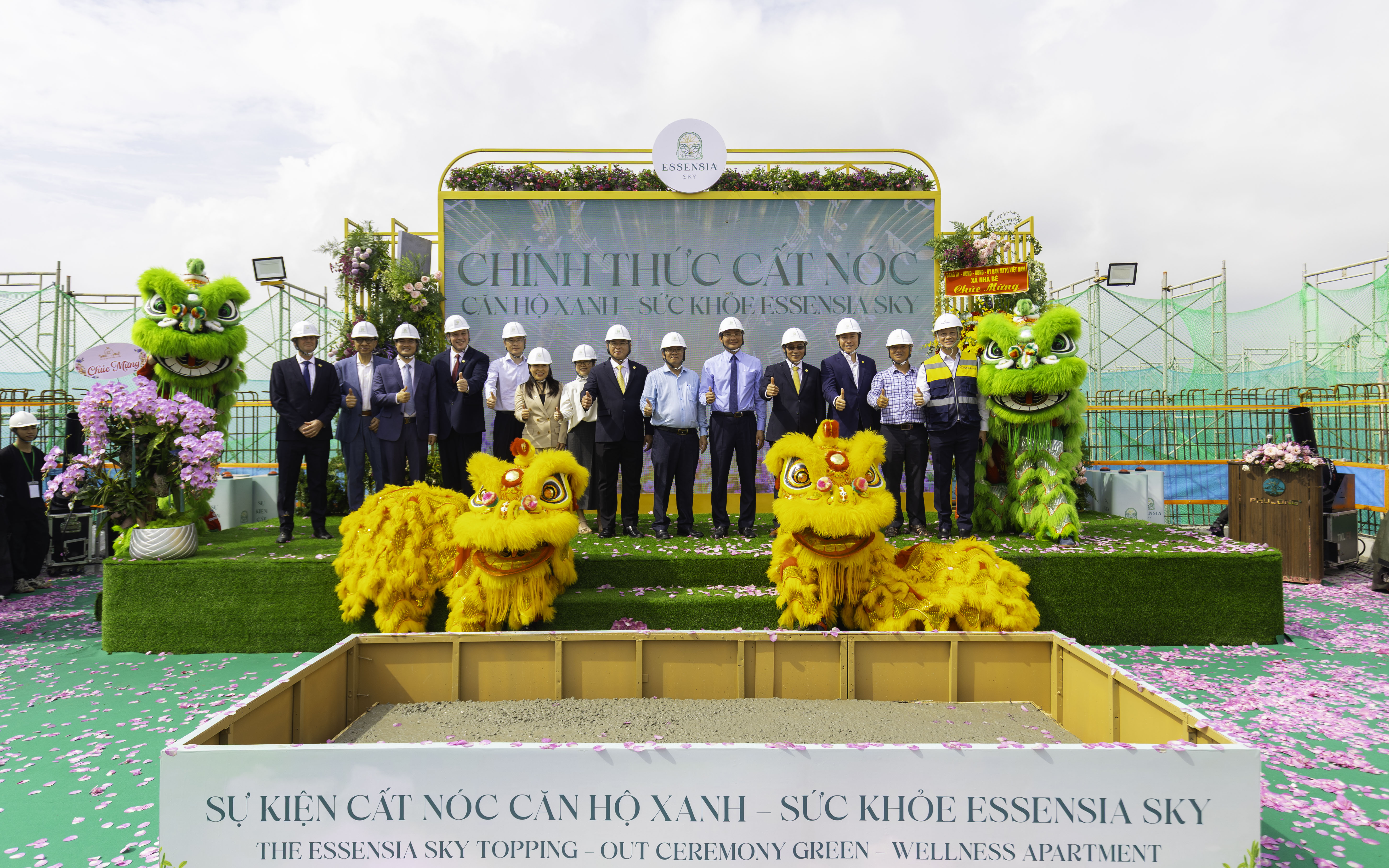 Lãnh đạo xã Nhà Bè, Chủ đầu tư Phú Long và các đối tác chiến lược tại lễ cất nóc dự án Essensia Sky. Ảnh: Phú Long   Lãnh đạo xã Nhà Bè, Chủ đầu tư Phú Long và các đối tác chiến lược tại lễ cất nóc dự án Essensia Sky. Ảnh: Phú Long