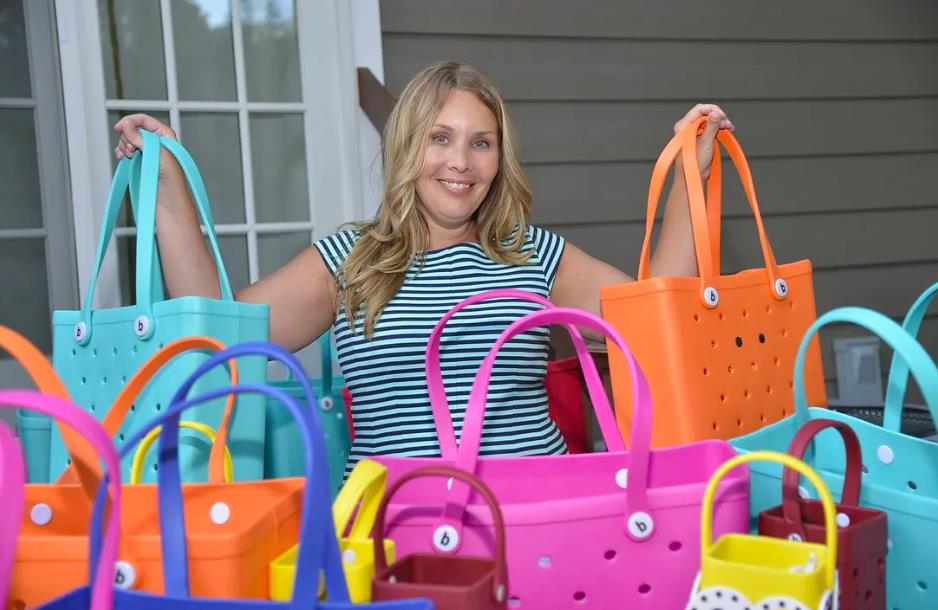 Bogg bag - chiếc túi nhựa hình chữ nhật khổng lồ - được nhiều phụ nữ ưa chuộng vì có thể đựng mọi thứ người mẹ cần cho ngày đi biển hay đón con sau giờ học.