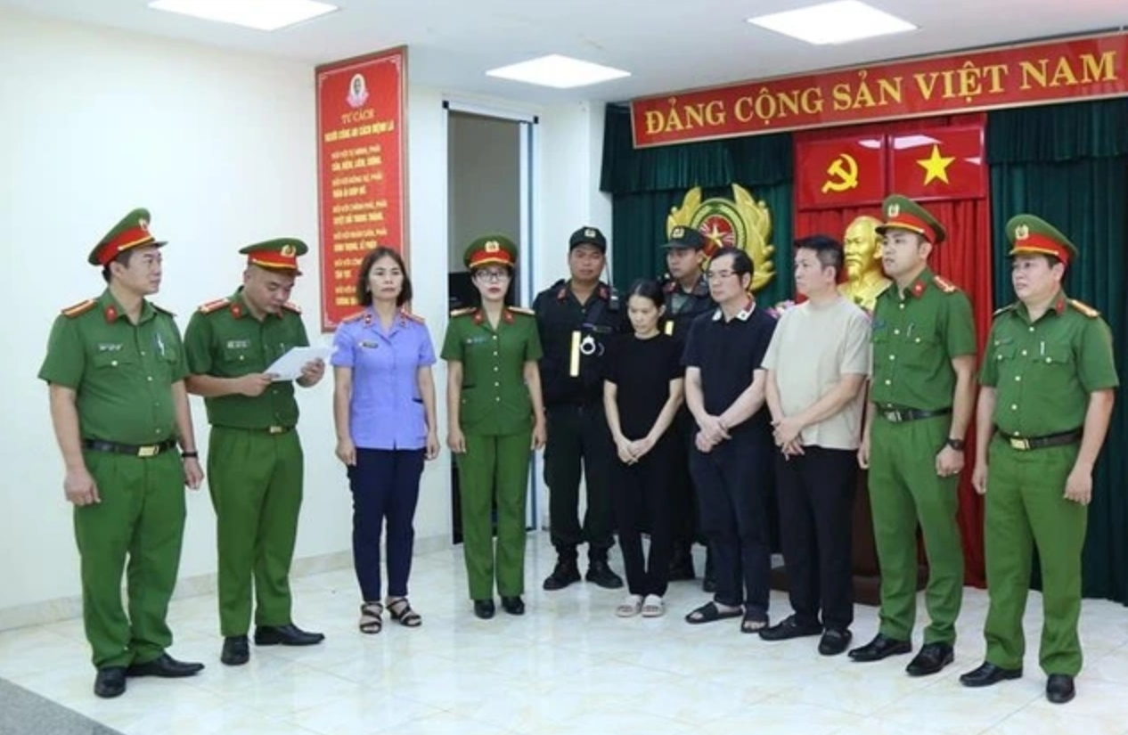 Công bố quyết định khởi tố bắt tạm giam 3 bị can (từ trái qua: Nguyễn Thị Tuyến, Đinh Văn Liên và Nguyễn Quốc Vũ). Ảnh: Công an tỉnh Đồng Nai