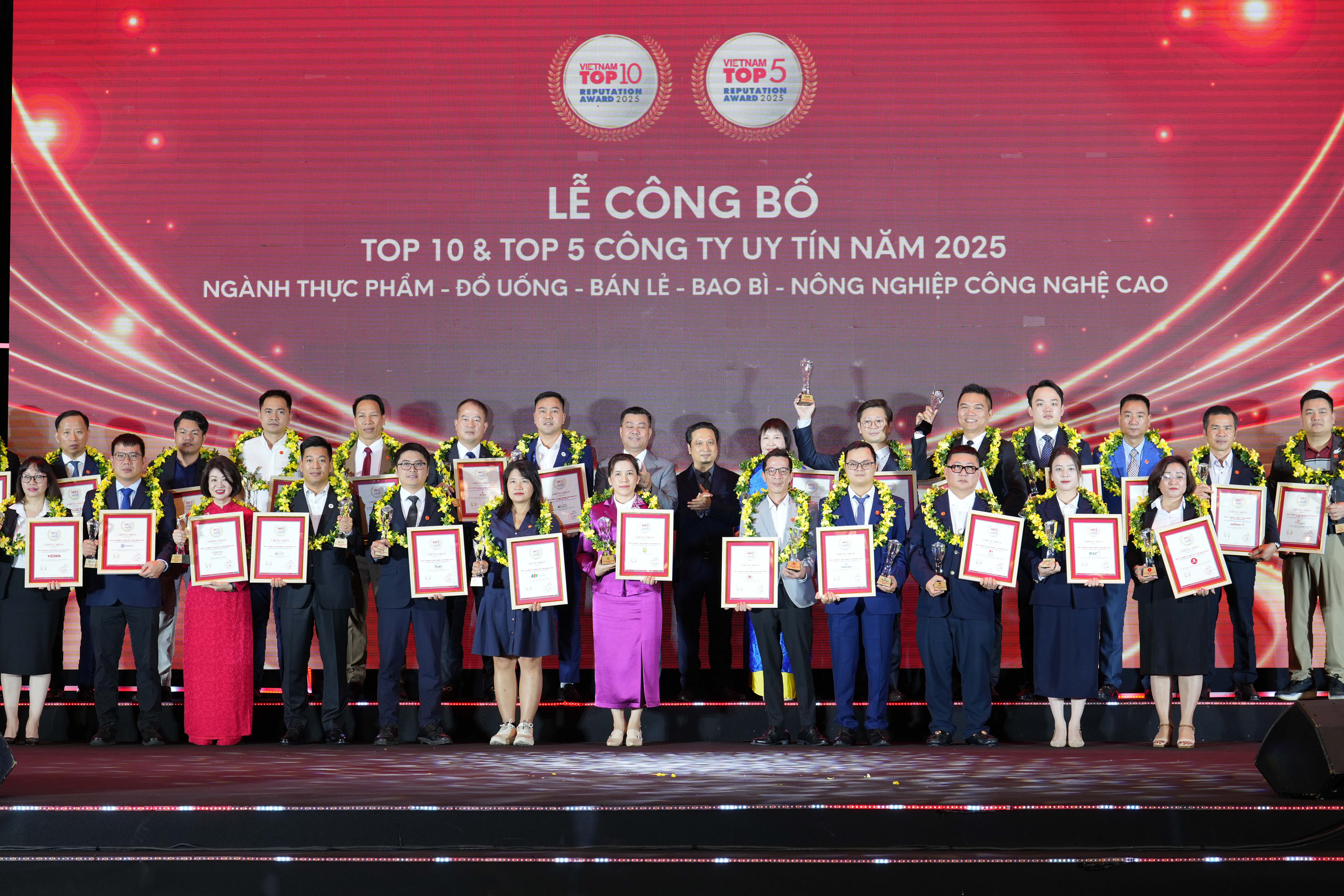 Đại diện các doanh nghiệp được vinh danh tại Lễ công bố Top 10 & Top 5 công ty uy tín năm 2025 ngành thực phẩm - đồ uống - bán lẻ - bao bì - nông nghiệp công nghệ cao.  