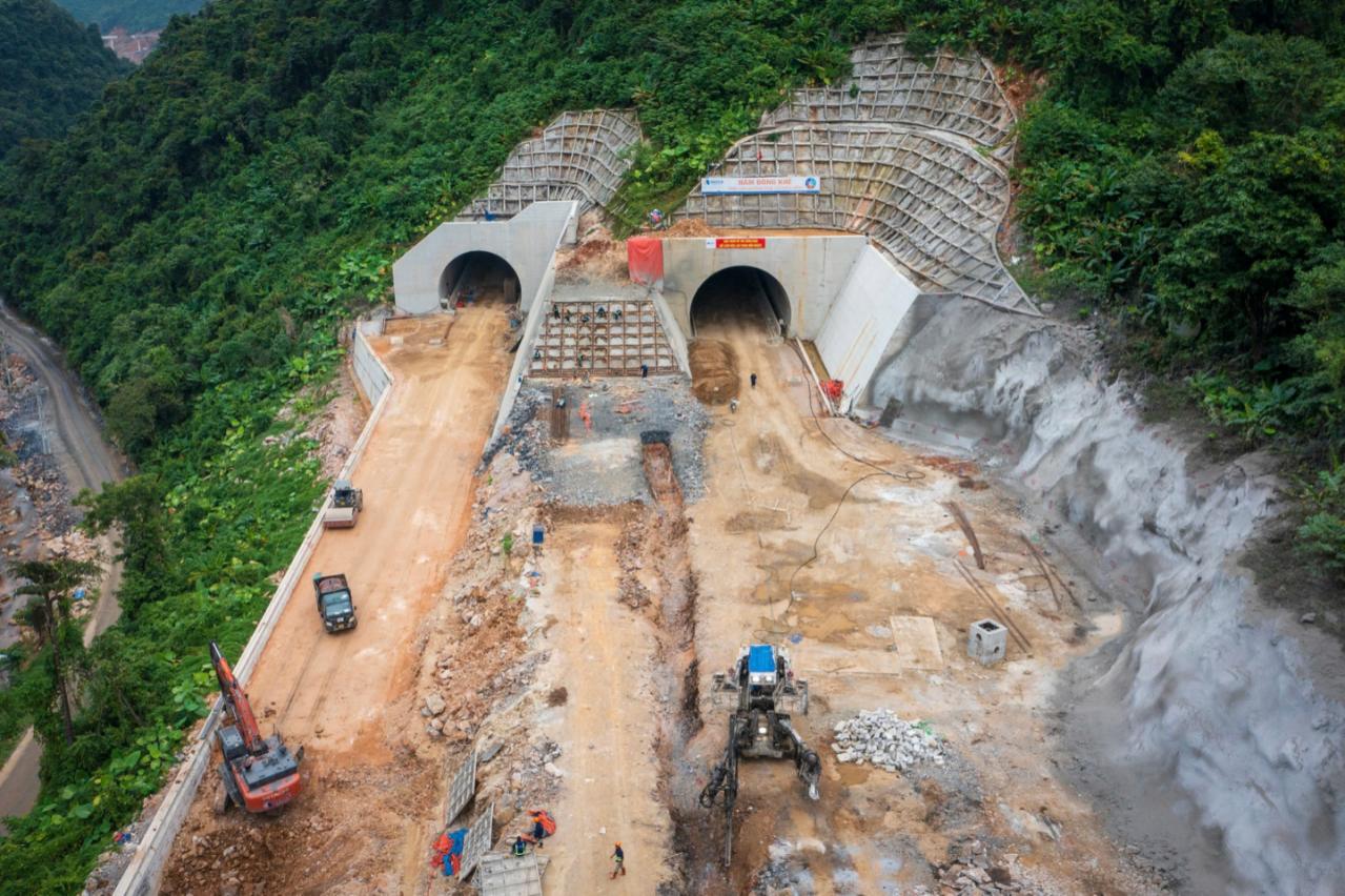 Tháng 8/2020, Thủ tướng Chính phủ chính thức chấp thuận chủ trương đầu tư dự án cao tốc Đồng Đăng (Lạng Sơn) - Trà Lĩnh (Cao Bằng), đánh dấu cột mốc quan trọng trong hành trình hiện thực hóa giấc mơ cao tốc của tỉnh. Ảnh: VGP/Thanh Huyền.