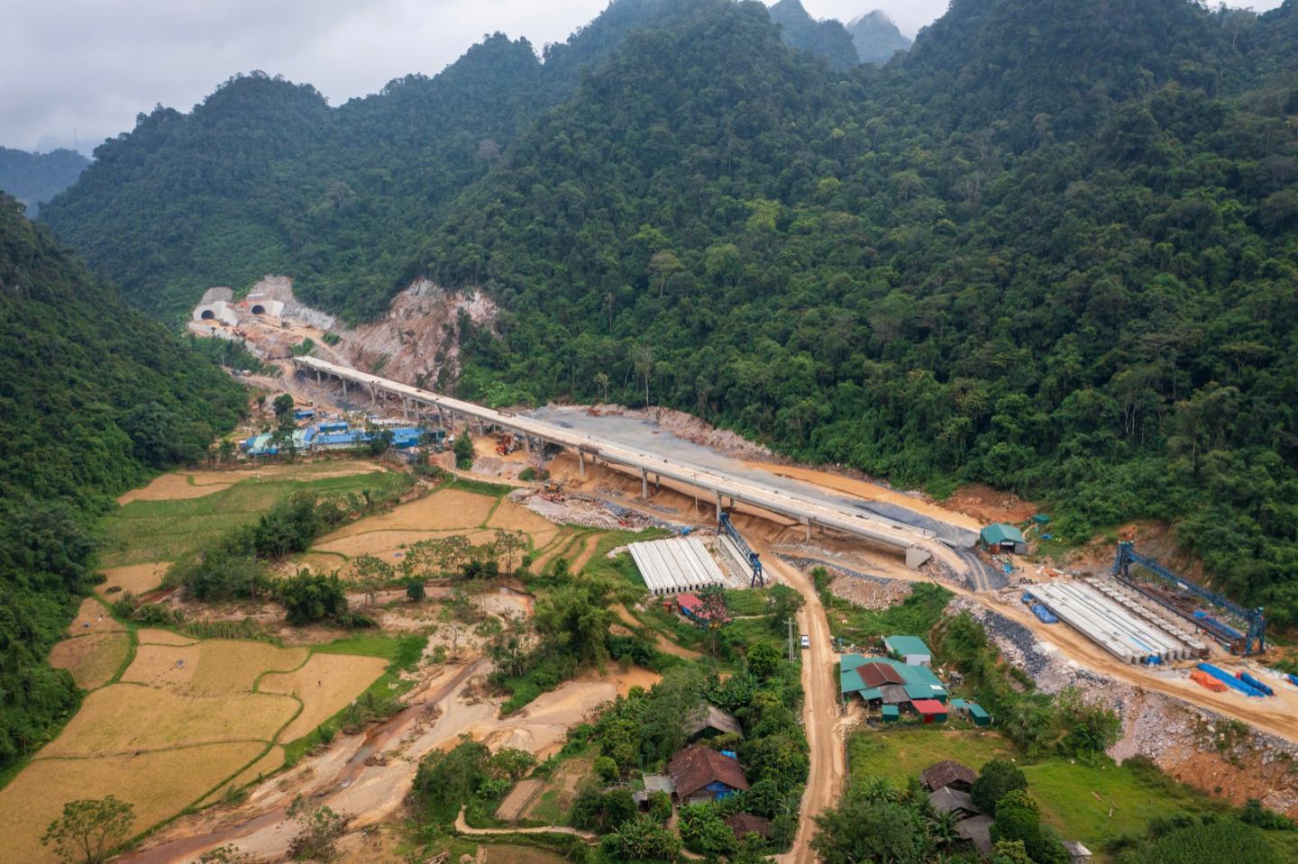 Tuyến cao tốc Đồng Đăng – Trà Lĩnh không chỉ mang ý nghĩa là con kết nối giao thông, mà còn là kết nối niềm tin, khát vọng và trách nhiệm giữa Nhà nước, doanh nghiệp và nhân dân. Ảnh: VGP/Thanh Huyền.