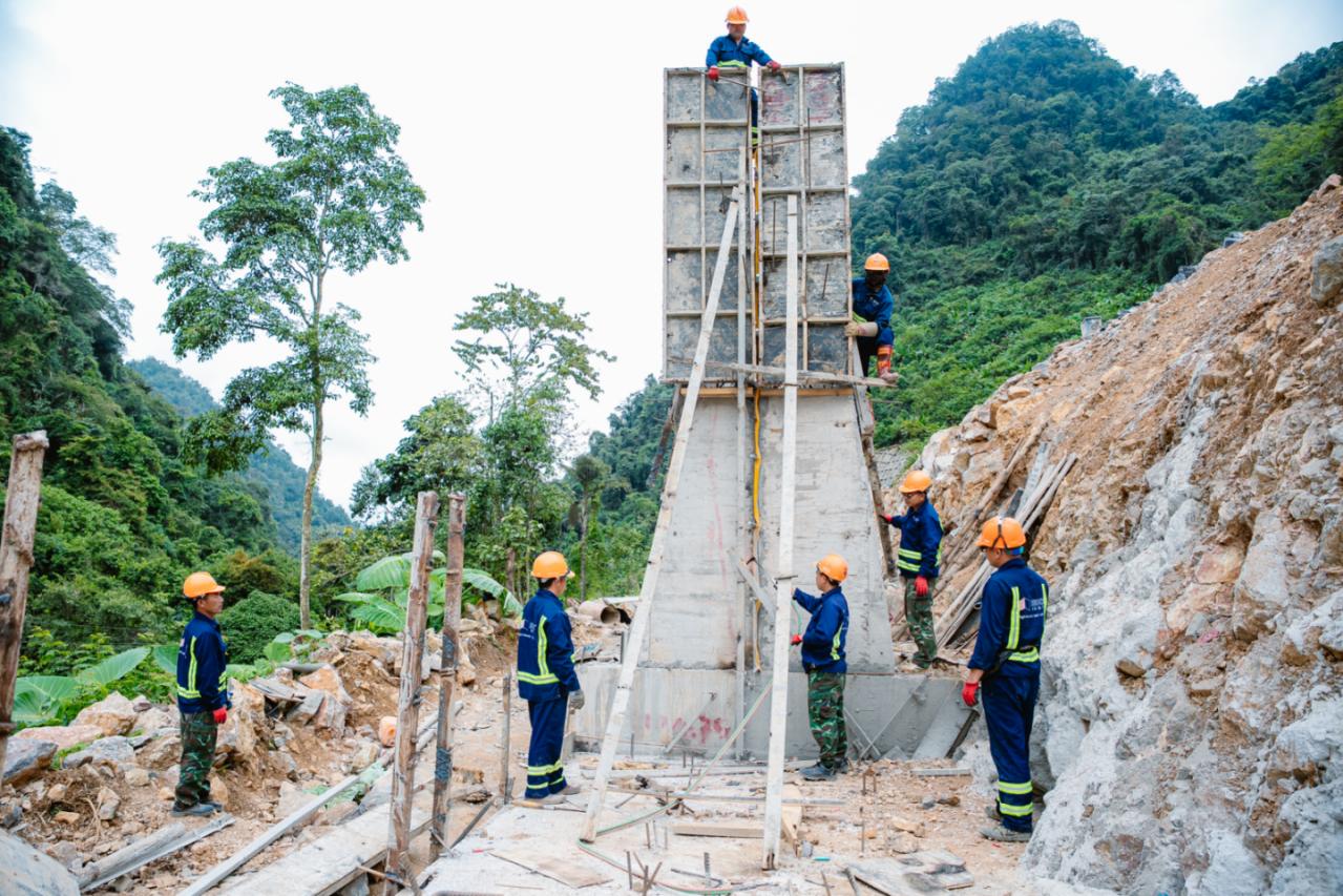 Hơn 3.600 kỹ sư và công nhân cùng 1.600 máy móc thiết bị, triển khai đồng loạt 276 mũi thi công, biến khẩu hiệu "vượt nắng, thắng mưa" thành hiện thực mỗi ngày. Ảnh: VGP/Thanh Huyền.