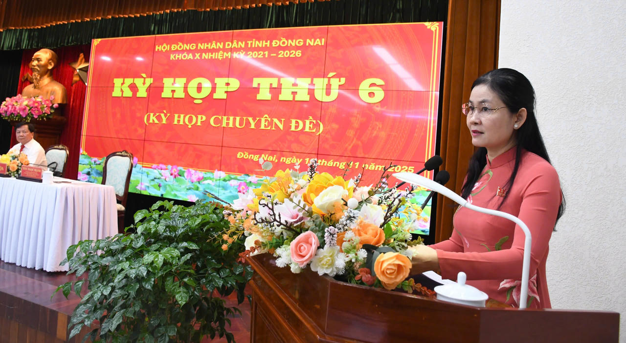 Bà Tôn Ngọc Hạnh - Phó Bí thư Thường trực Tỉnh ủy, Chủ tịch HĐND tỉnh Đồng Nai phát biểu tại kỳ họp.