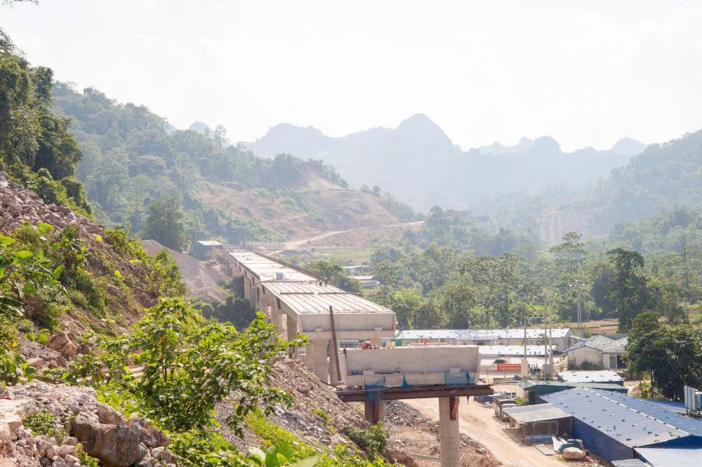 Dự án cao tốc Đồng Đăng-Trà Lĩnh dự kiến thông tuyến trên bê tông nhựa giai đoạn 1 khoảng 45km vào ngày 19/12.