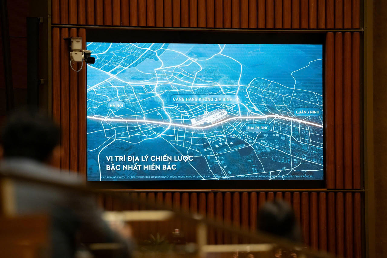 Quốc hội xem video clip về đầu tư sân bay Gia Bình.