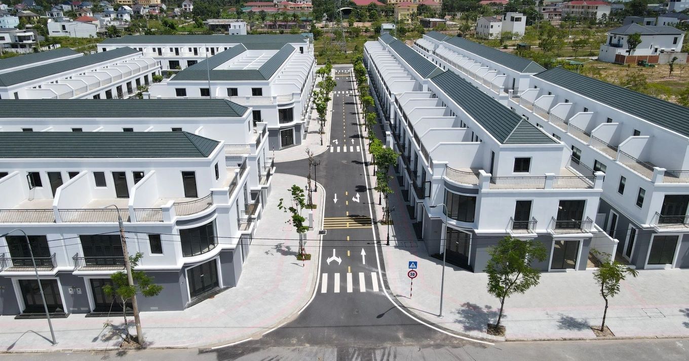 Happy Home Quảng Trị cung cấp 142 căn liền kề hiện hữu, ph&aacute;p l&yacute; r&otilde; r&agrave;ng v&agrave; ho&agrave;n thiện hạ tầng ngay từ thời điểm giới thiệu &nbsp;