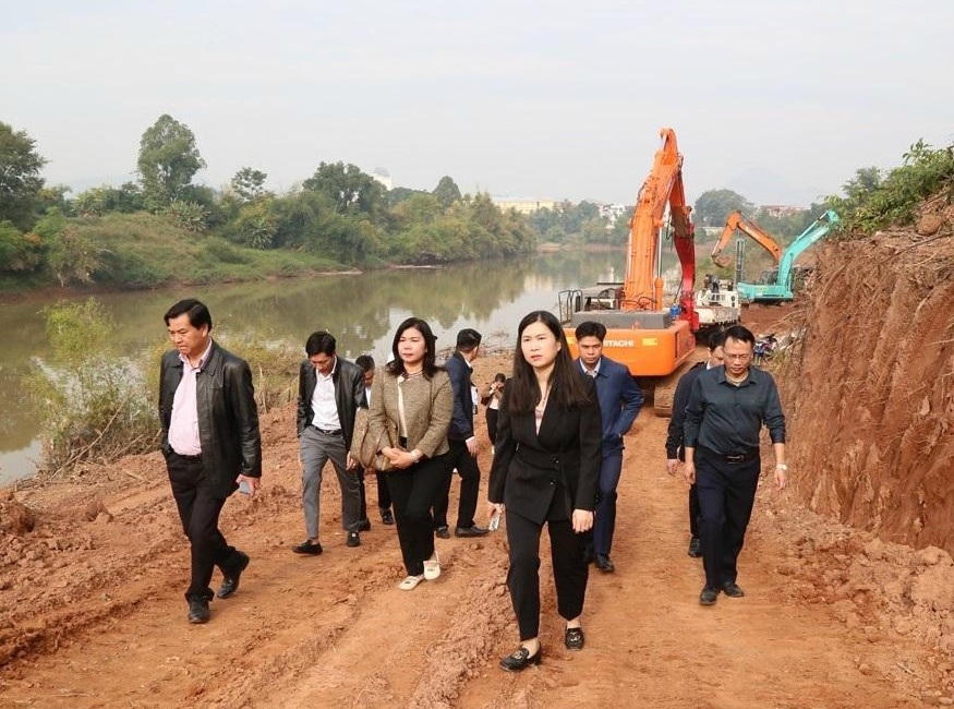 Phó Chủ tịch UBND tỉnh Lạng Sơn Trần Thanh Nhàn cùng đoàn công tác kiểm tra dự án kè bờ sông Kỳ cùng tỉnh Lạng Sơn, tại phường Đông Kinh.