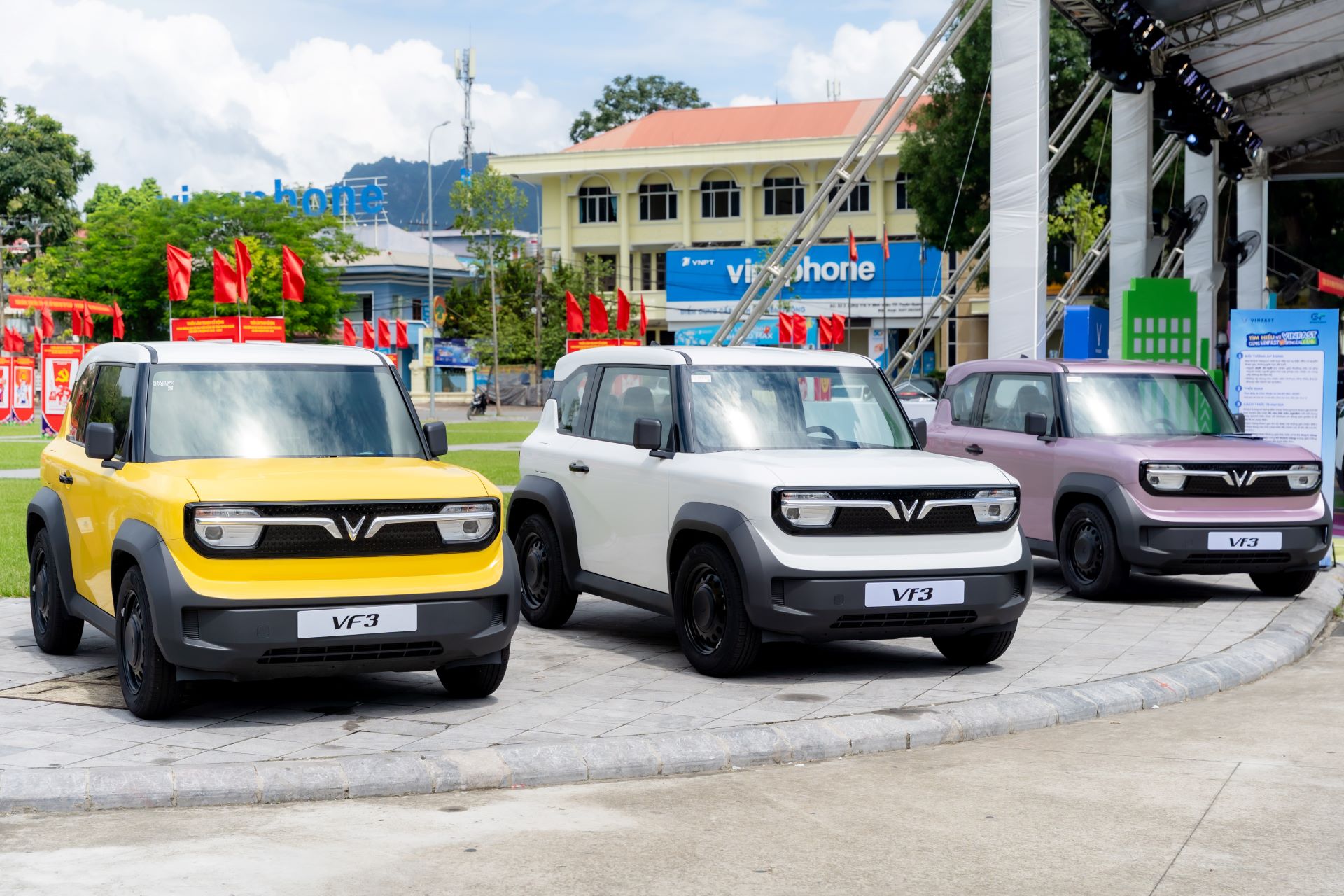 “Tôi mua VF 3 cách đây một năm. Kiểu dáng vuông vuông, đẹp mắt nên tôi quyết định mua”, anh Cường chia sẻ lý do đến với mẫu VF 3.  