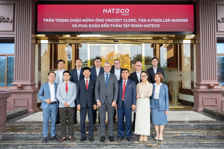 Tổng Giám đốc toàn cầu Tập đoàn A.P. Moller Maersk và Ban lãnh đạo Tập đoàn Hateco. Ảnh: TTCP