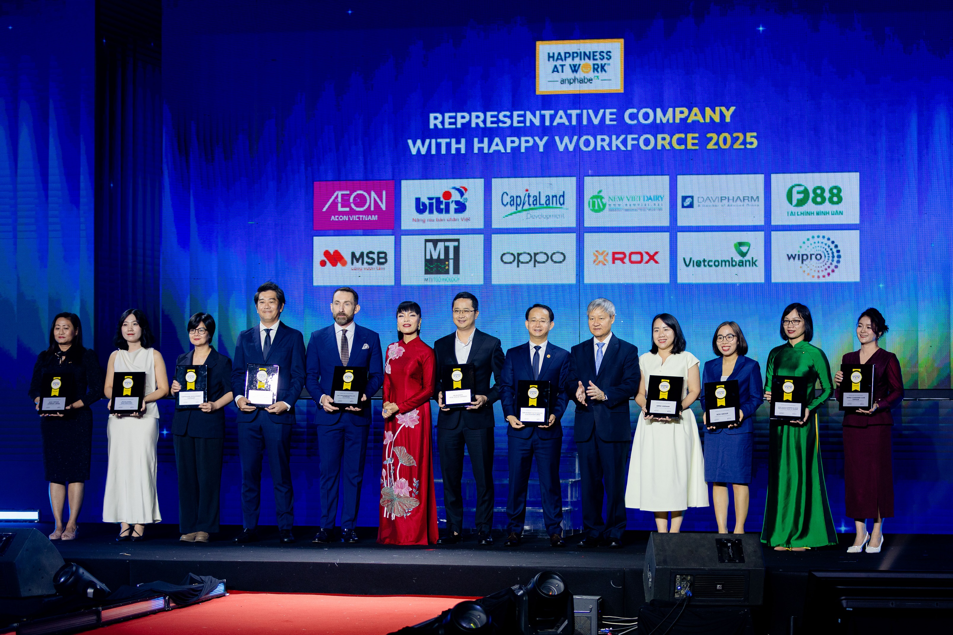 Đại diện ROX Group (thứ ba từ phải sang) nhận chứng nhận “Nguồn nhân lực hạnh phúc”  