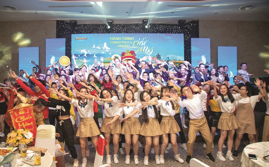 Môi trường làm việc lý tưởng với những chính sách đãi ngộ ưu việt và nhiều hoạt động đào tạo, ngoại khóa giúp CBNV hoàn thiện bản thân và có cuộc sống hạnh phúc  