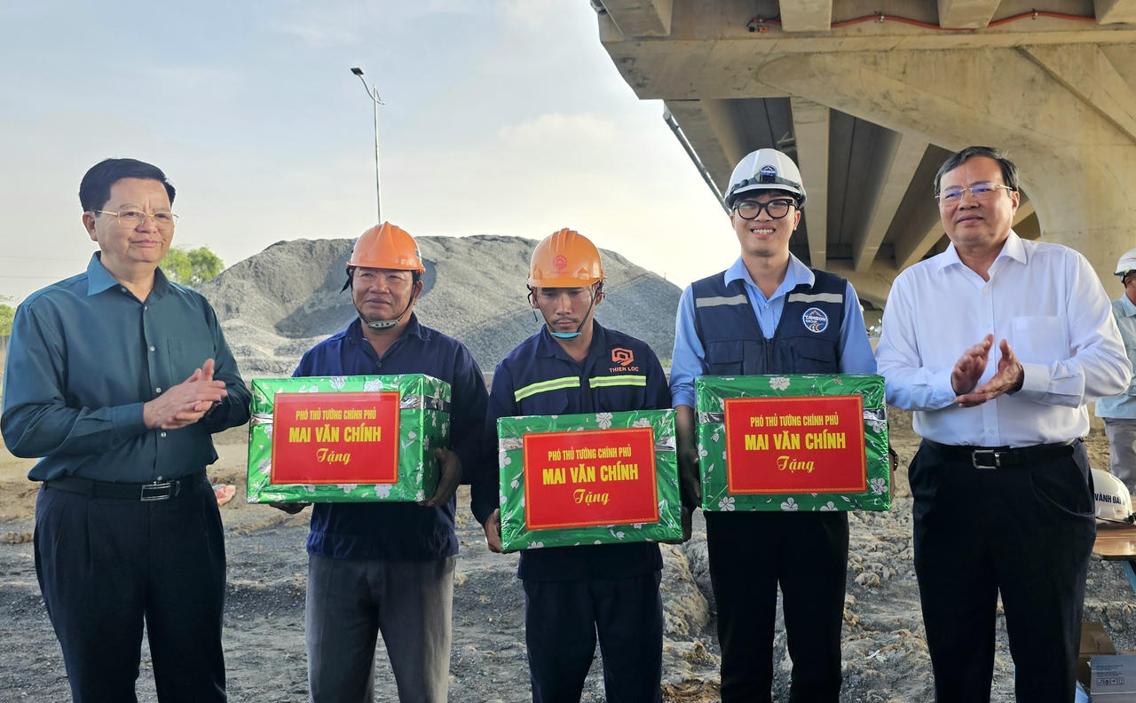 Phó Thủ tướng Mai Văn Chính và Chủ tịch UBND tỉnh Tây Ninh Lê Văn Hẳn trao quà động viên công nhân thi công dự án Vành đai 3 tại nút giao Mỹ Yên.