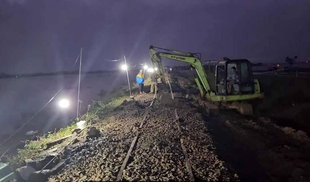 Để sớm khôi phục tuyến đường sắt quốc gia, ĐSVN đã huy động tối đa lực lượng và phương tiện.