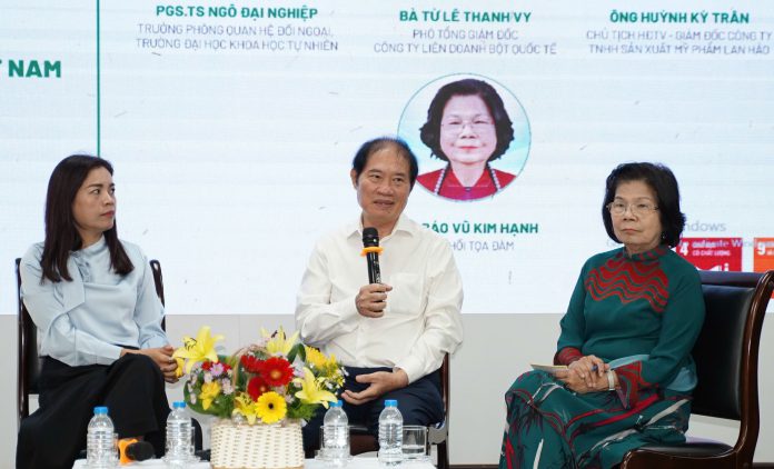 TS Huỳnh Kỳ Trân – Chủ tịch HĐTV, Giám đốc Công ty Lan Hảo (giữa).