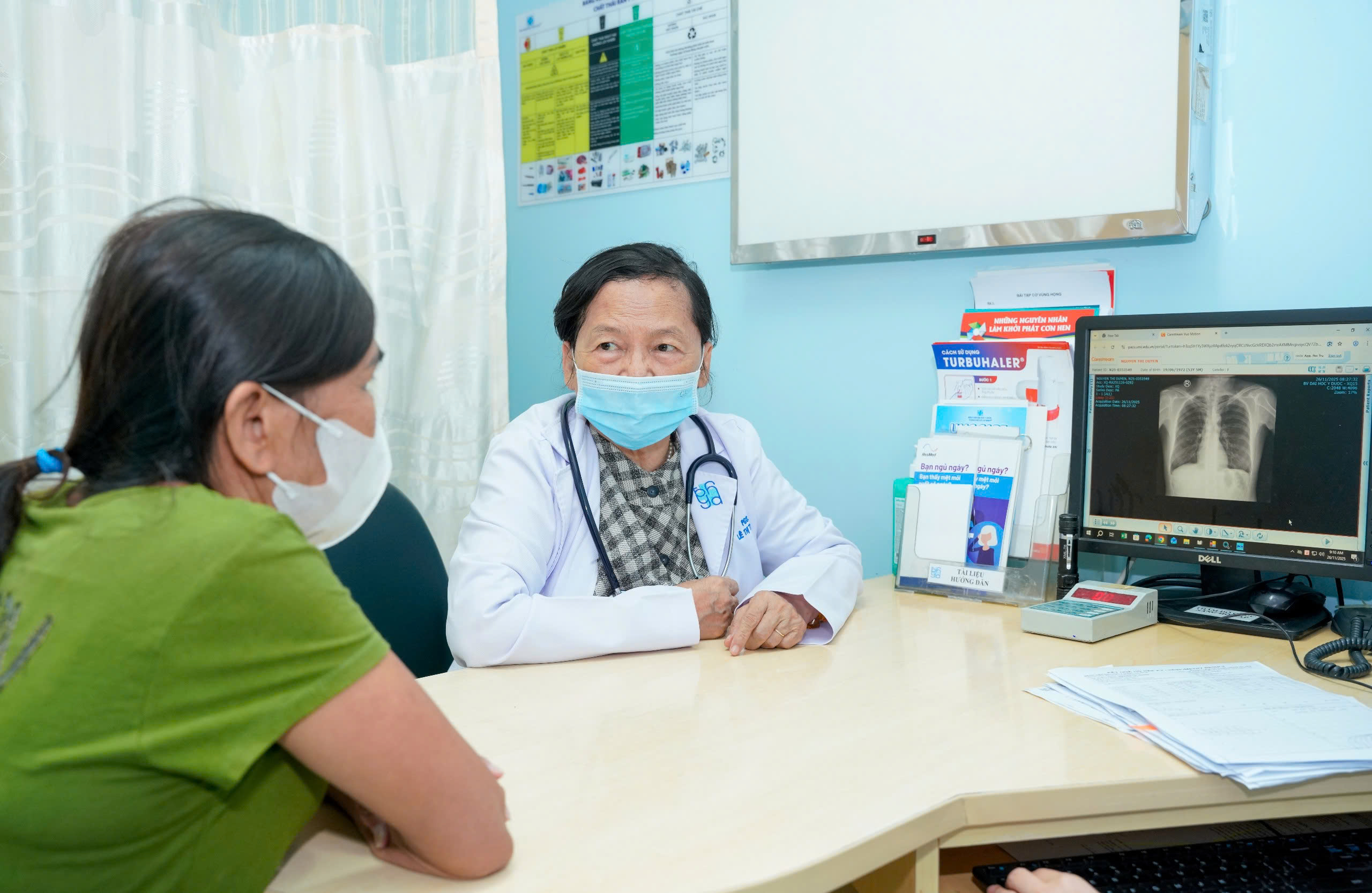 PGS TS BS. Lê Thị Tuyết Lan - Khoa Thăm dò chức năng Hô hấp khám cho người bệnh hô hấp khi thời tiết trở lạnh