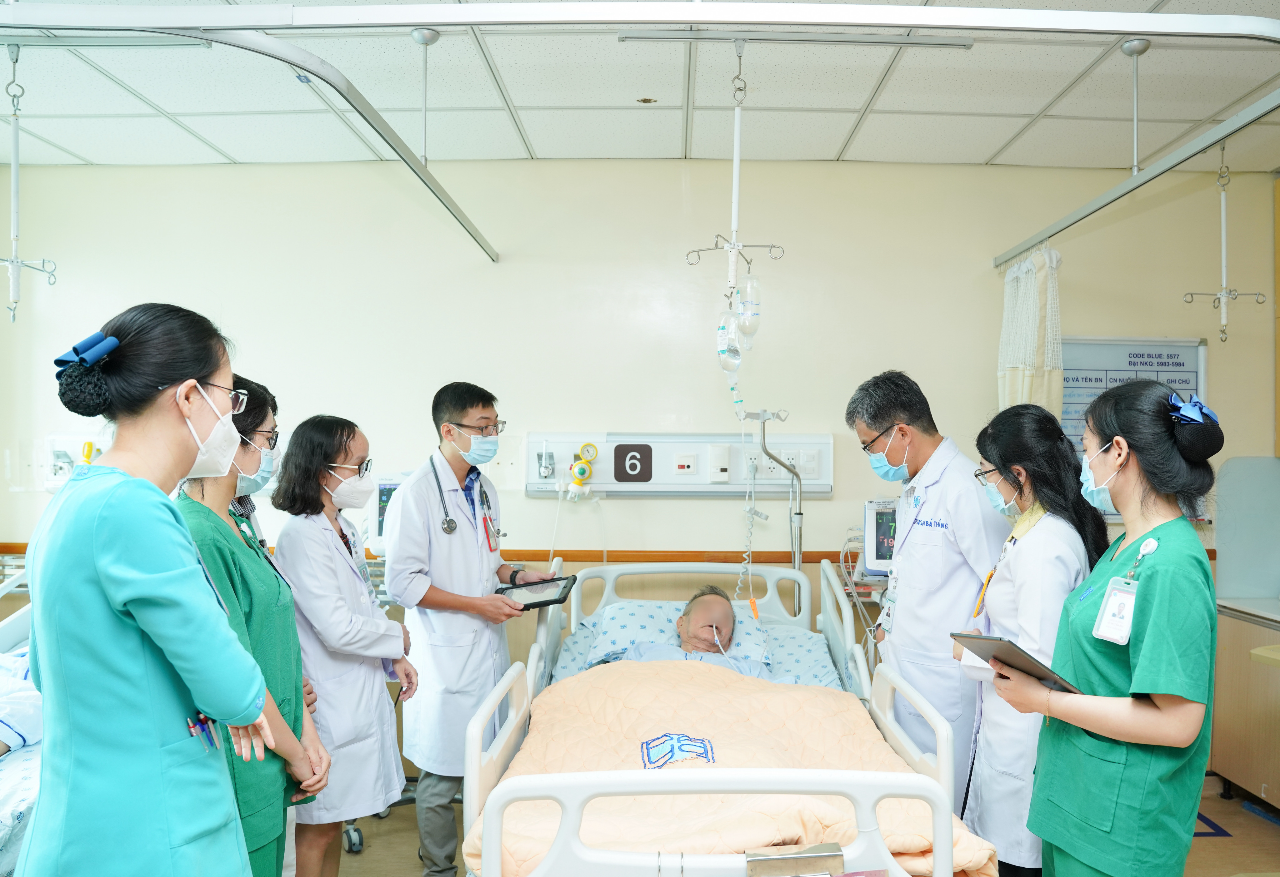 TS BS. Nguyễn Bá Thắng - Trưởng khoa Thần kinh thăm khám, theo dõi tình trạng phục hồi người bệnh đột quỵ