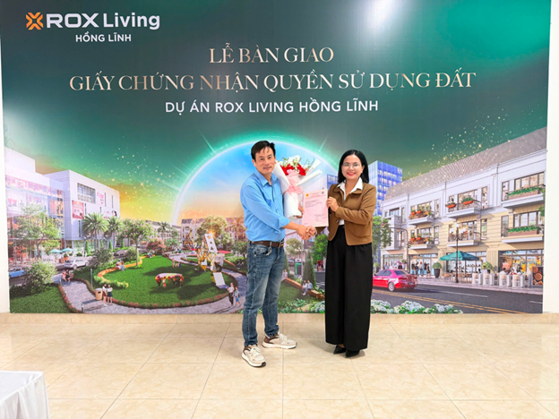 Đại diện Chủ đầu tư dự án ROX Living Hồng Lĩnh trao sổ đỏ cho khách hàng  