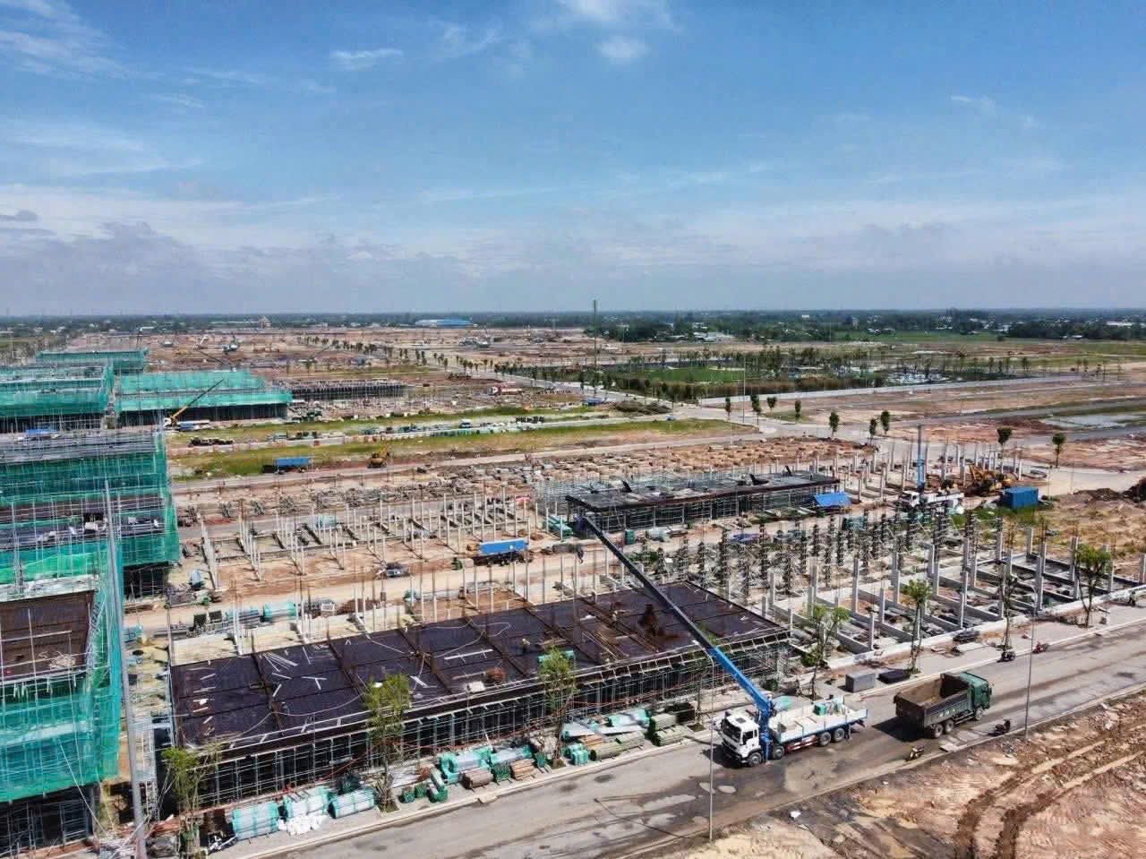 Nhiều hạng mục tại Vinhomes Golden City đã hoàn thiện, dự kiến dự án sẽ bàn giao hơn 700 căn đầu tiên vào cuối năm 2026  