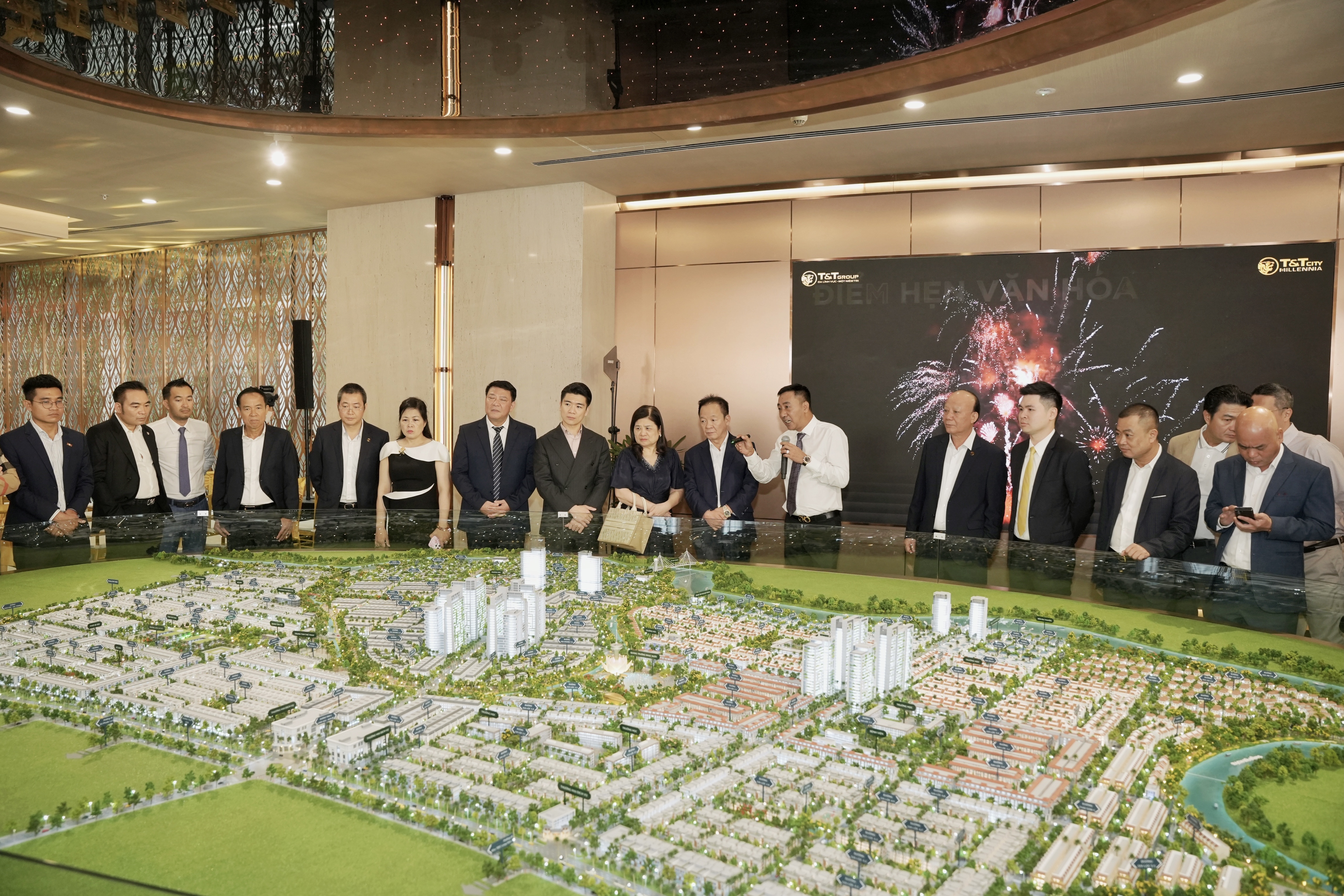 Ông Nguyễn Anh Tuấn - Phó Tổng Giám đốc T&T Group chia sẻ về các phân khu tại sa bàn của dự án T&T City Millennia  