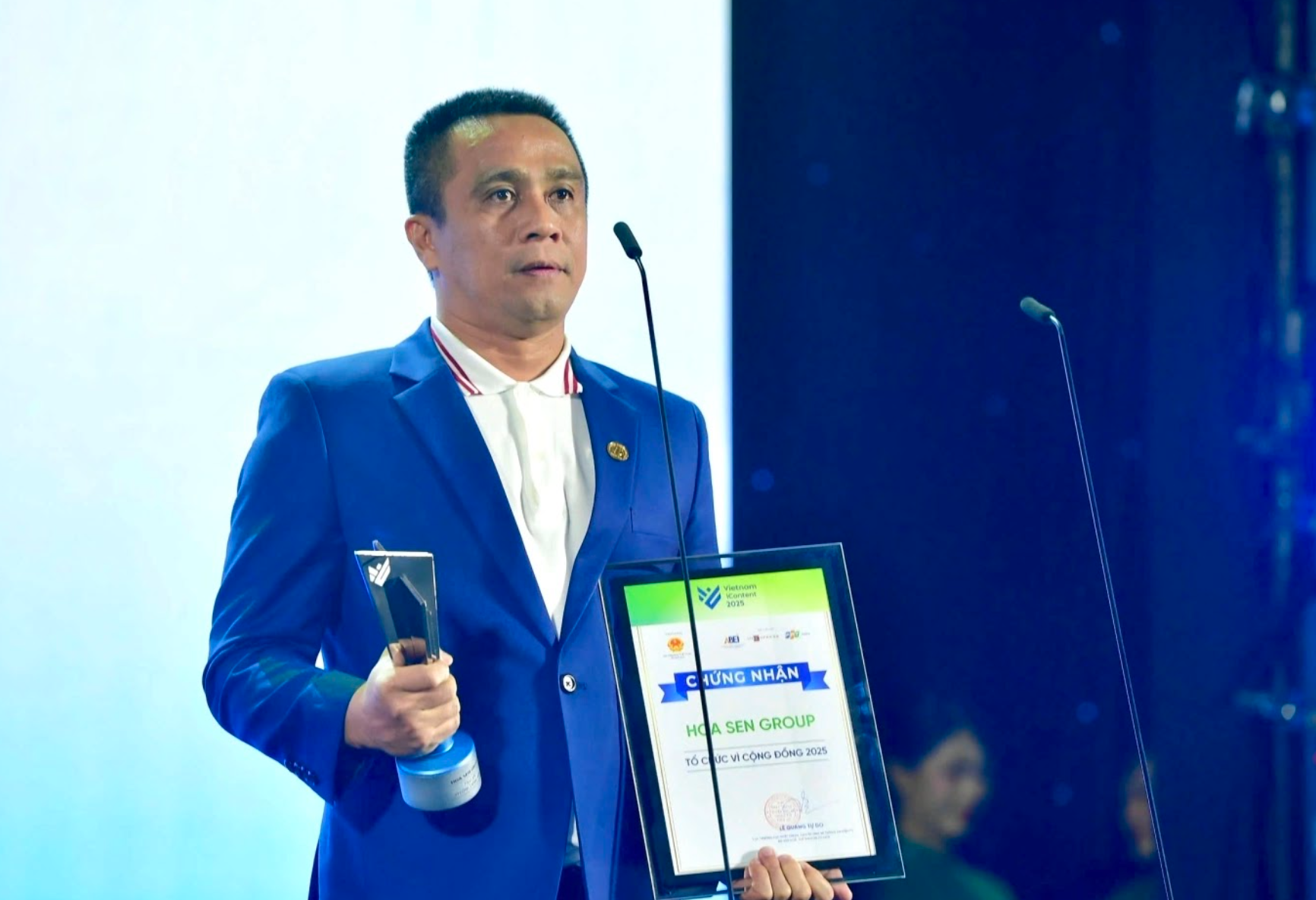 Ông Trần Đình Tài - Phó Tổng Giám đốc Tập đoàn Hoa Sen xúc động khi lần thứ 2 liên tiếp Hoa Sen Group được vinh danh tại hạng mục “Tổ chức Vì cộng đồng”.