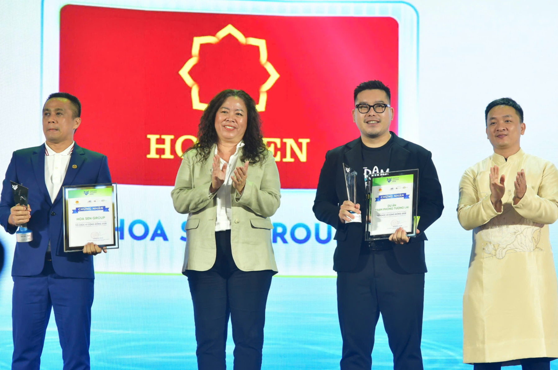 Bà Nguyễn Thị Bích Vân - Tổng giám đốc Quốc gia, Unilever Việt Nam và ông Cao Xuân Tân - đại diện Ban giám khảo trao giải cho Tập đoàn Hoa Sen và Dự án Trạm Phóng Tương Lai. 