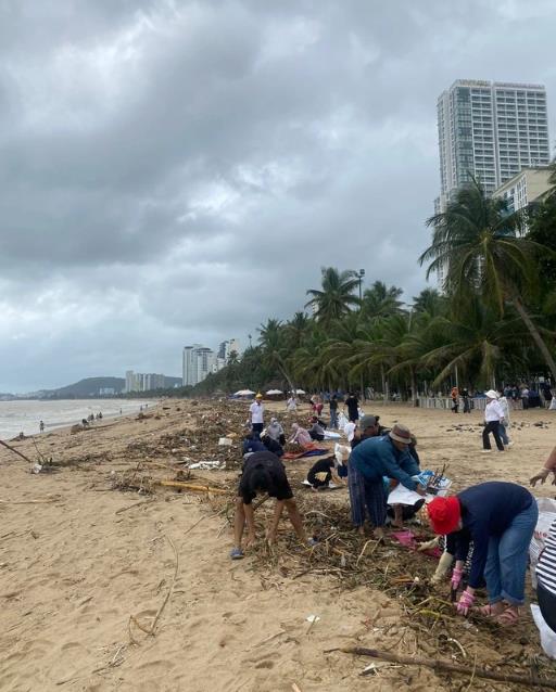 Sáng 23 - 24/11, Tập thể công ty cổ phần VGE (Nhà hát Đó) cùng chung tay làm sạch bãi biển Nha Trang sau lũ  