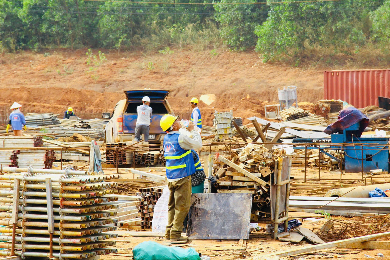 Nắng lên tạo điều kiện để dự án thành phần 4 sân bay Long Thành tăng tốc thi công.