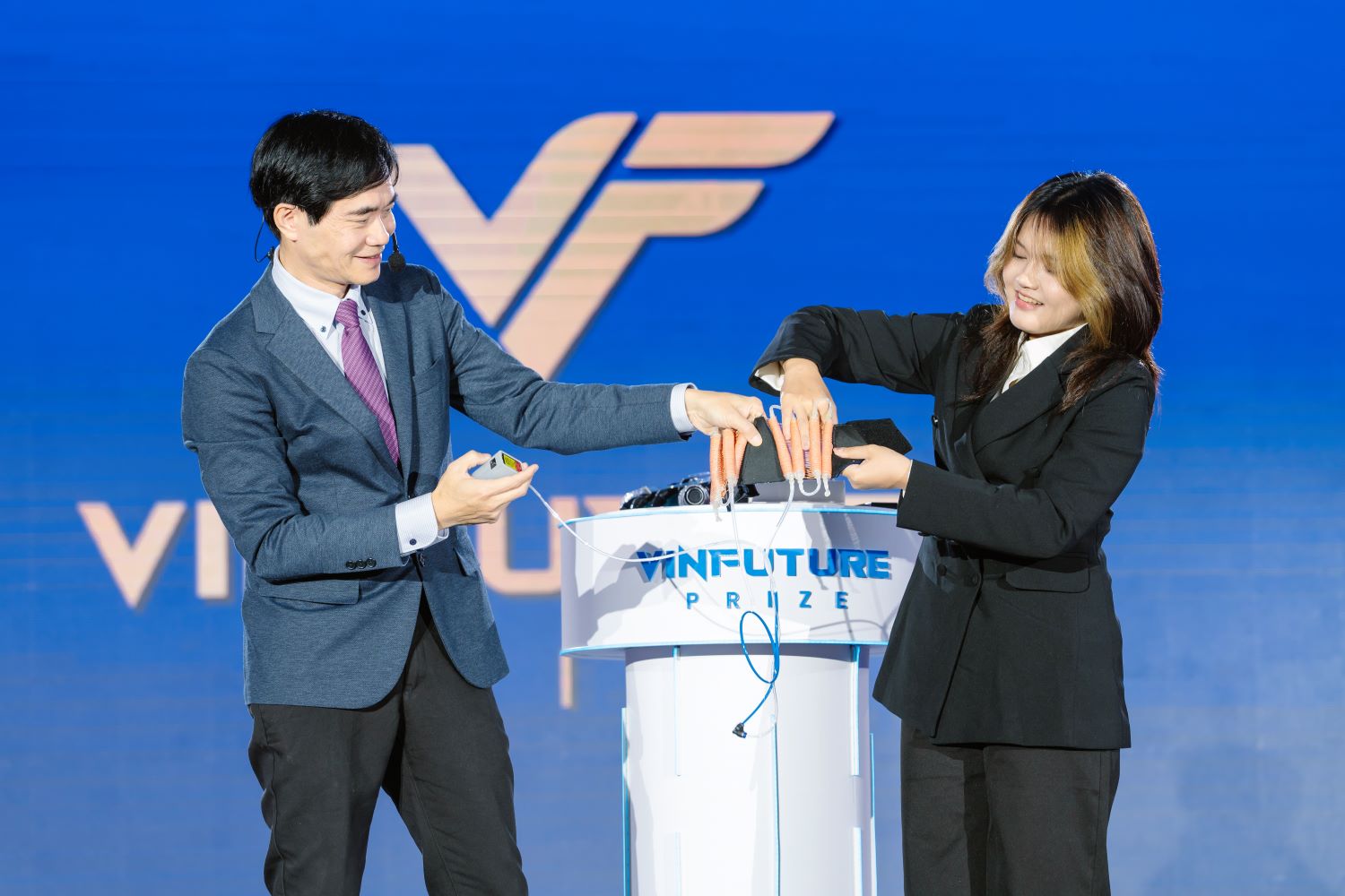 GS. Raymond Tong giới thiệu về “bàn tay hy vọng”, với mong muốn khơi dậy khả năng vận động tưởng như đã mất của con người  