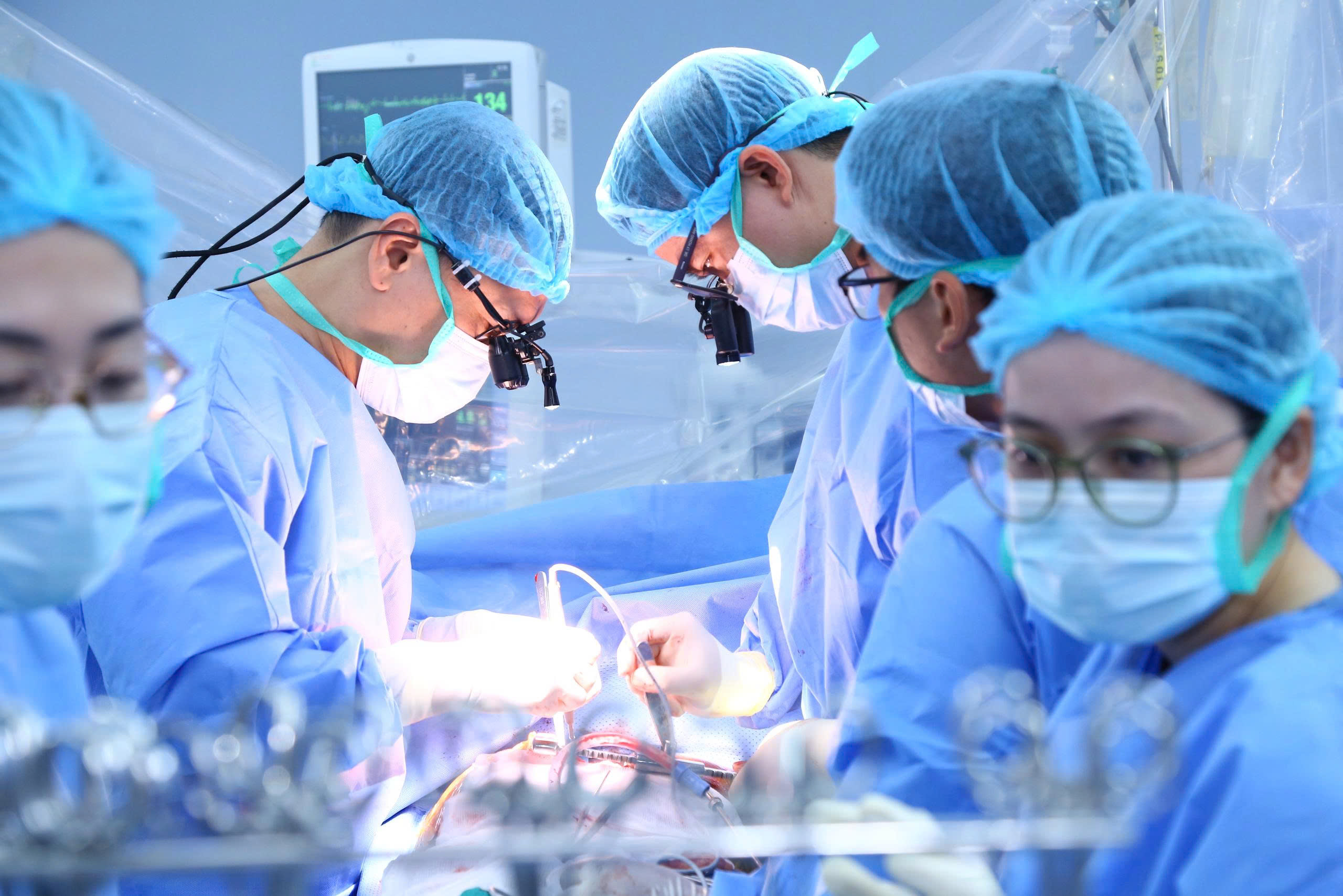 Phần phẫu thuật lấy tim do TS BS. Cao Đằng Khang – Trưởng khoa Phẫu thuật Tim BV ĐHYD trực tiếp thực hiện