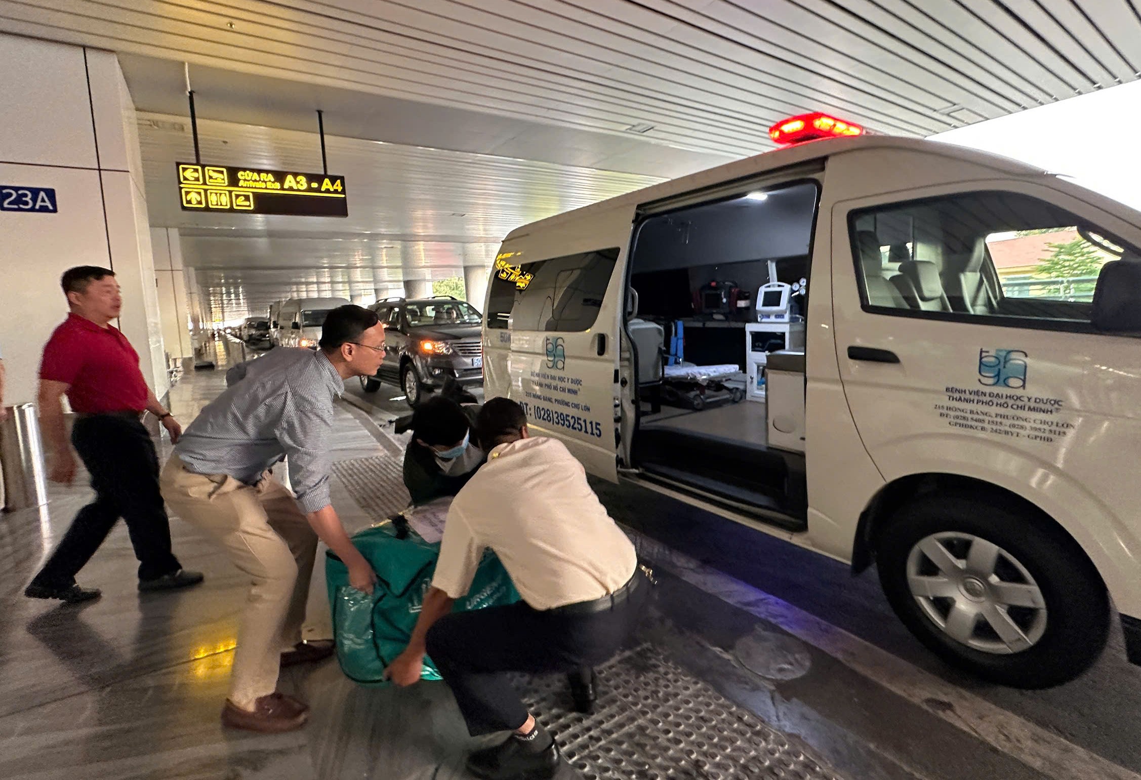 Trái tim sau đó được bảo quản nghiêm ngặt và vận chuyển hơn 1.600 km về Thành phố Hồ Chí Minh để kịp thời đưa vào phòng mổ trong điều kiện tối ưu