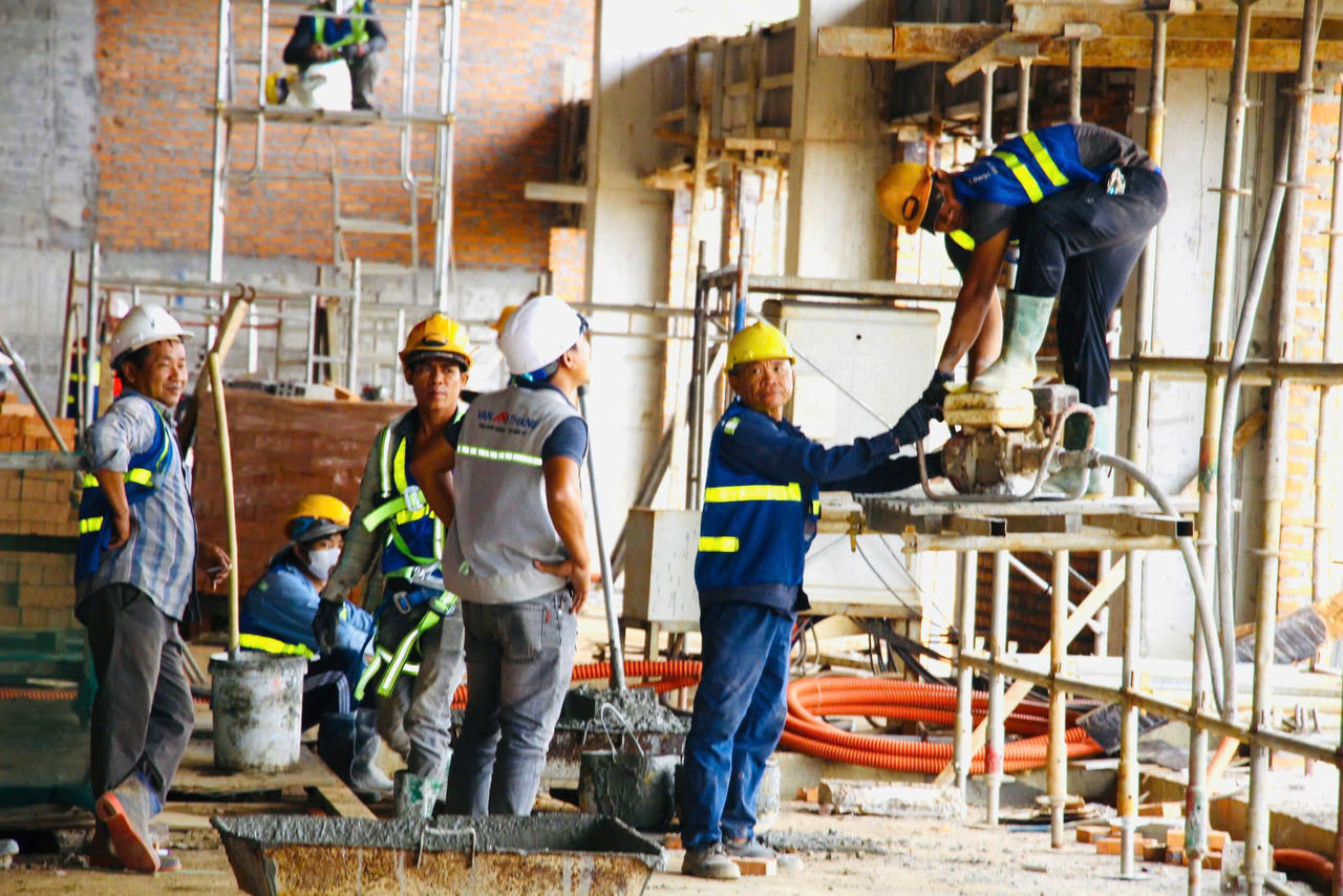 Công nhân được chăm lo sinh hoạt để đảm bảo tăng tốc thi công, nhiều ngày làm việc đến 10-11 giờ đêm.