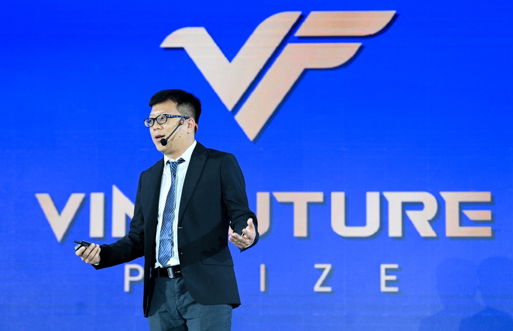  PGS. Lưu Anh Tuấn - Giám đốc điều hành Trung tâm Nghiên cứu Trí tuệ nhân tạo tại Trường Đại học VinUni chia sẻ tại tọa đàm.  