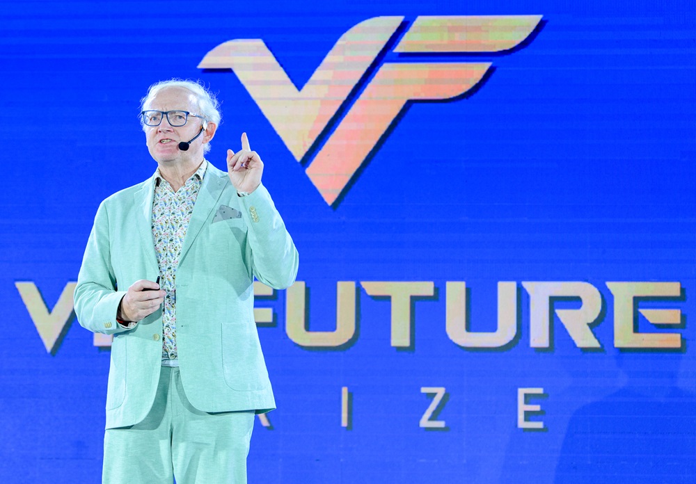 GS. Toby Walsh - Giám đốc Khoa học Viện AI liên ngành của Đại học New South Wales (Úc) chia sẻ tại buổi tọa đàm chiều (2/12).  