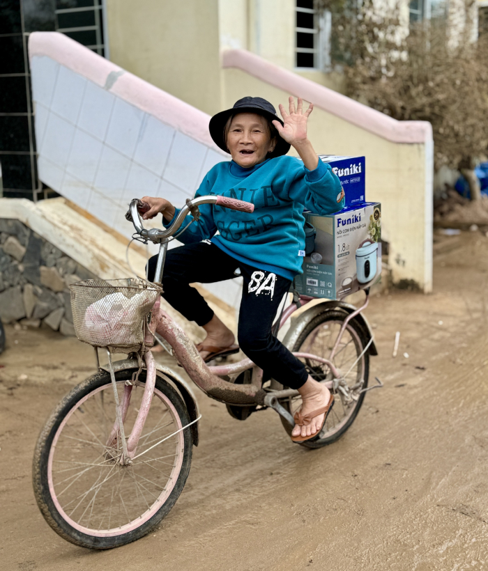 Bà con vui vẻ trở về với những phần quà   