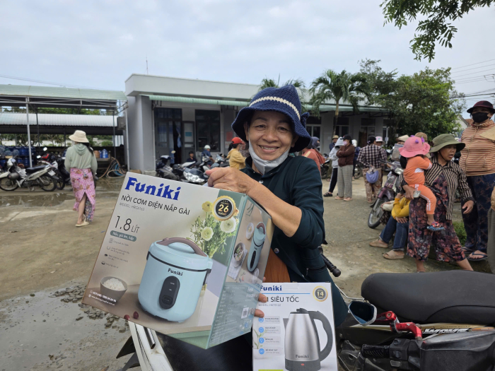 Người dân bảy tỏ sự trân trọng với sự hỗ trợ kịp thời từ Tập đoàn Hòa Phát  