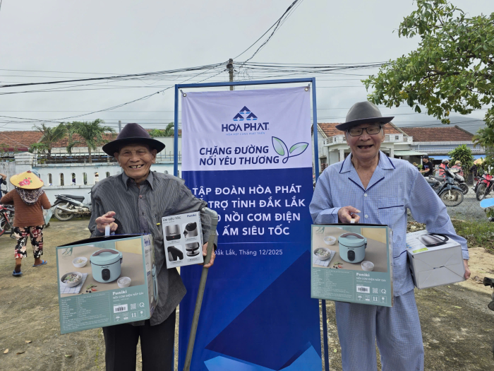 Bà con phấn khởi với món quà thiết thực vừa nhận được  