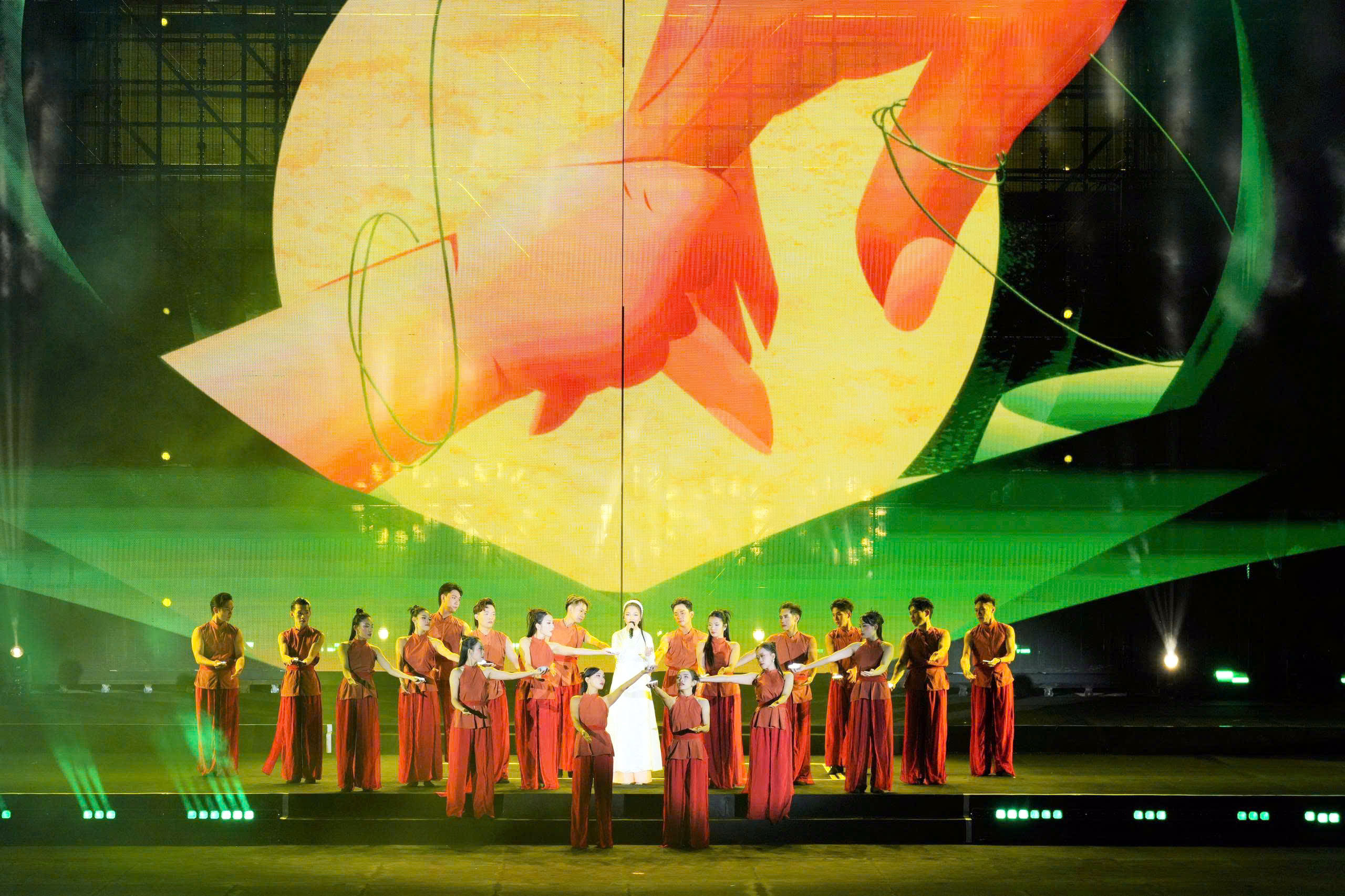 Khán giả lắng đọng với bản Mash up Cảm ơn mẹ - Nhật ký của mẹ do ca sĩ Hiền Thục cùng vũ đoàn biểu diễn  