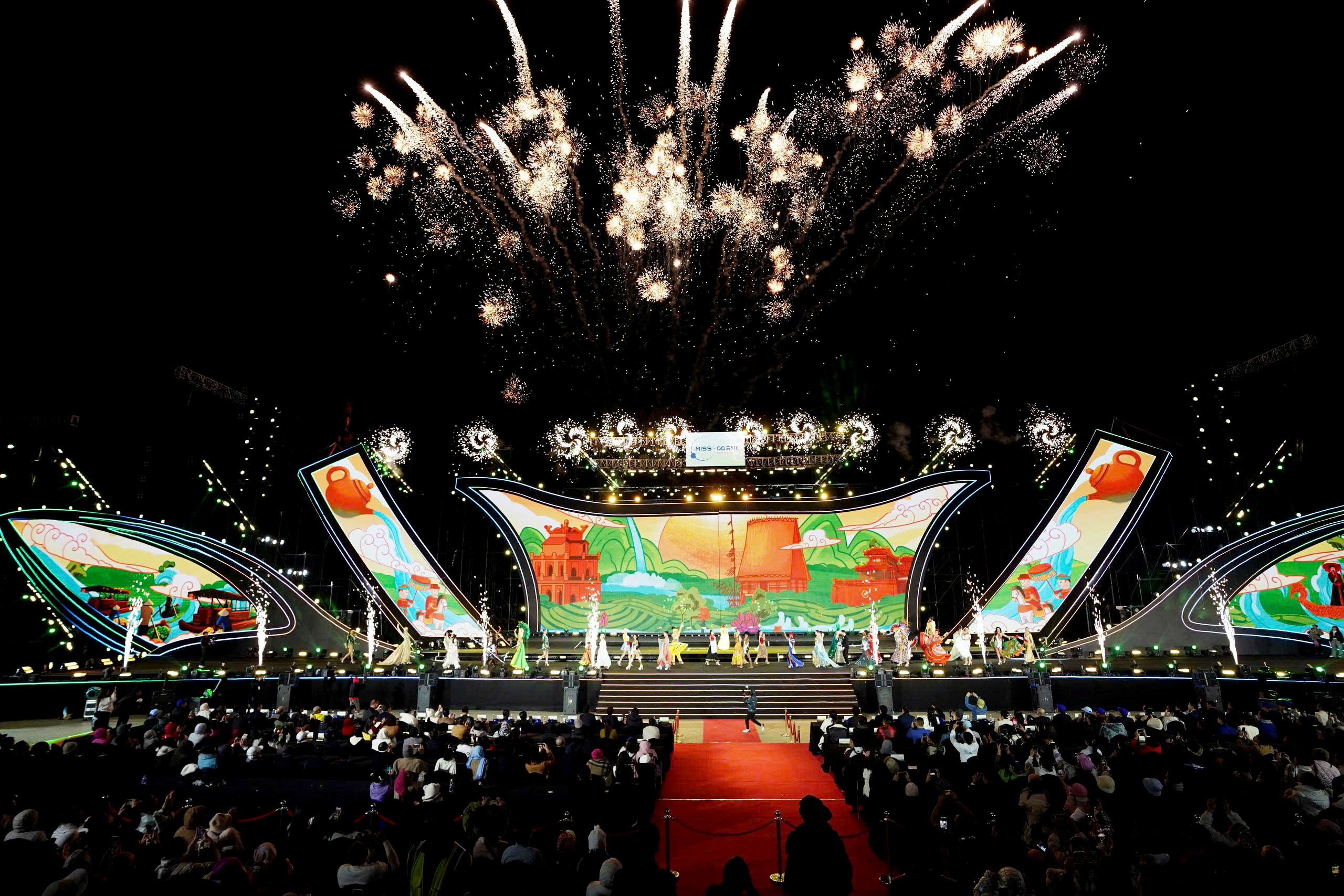 Đêm bế mạc thu hút hàng nghìn người dân và du khách đổ về Quảng trường Lâm Viên, Đà Lạt  