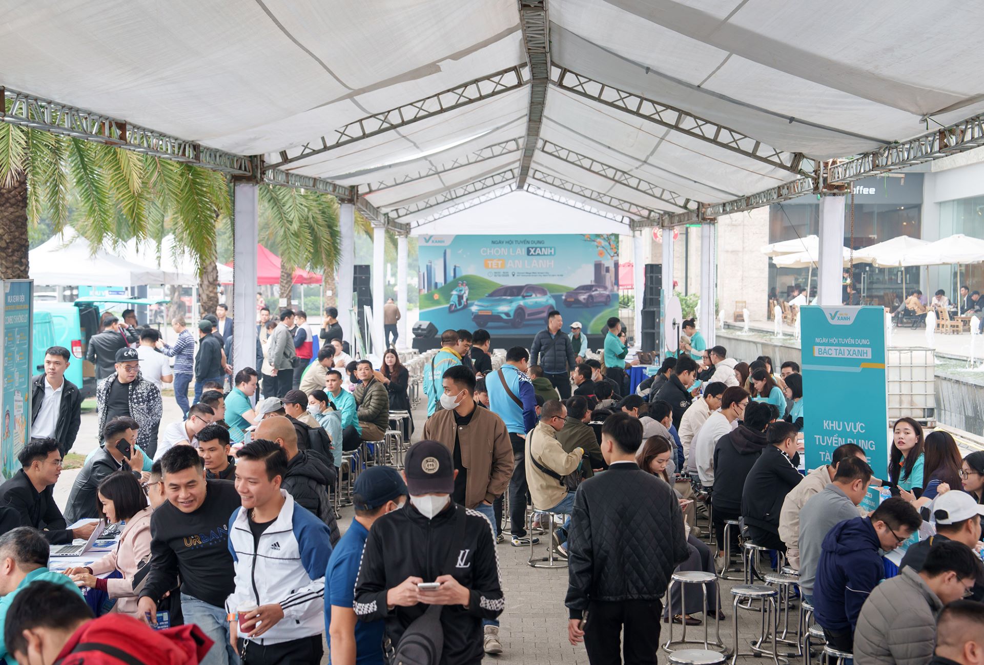 Đông đảo tài xế đăng ký lái thử, trải nghiệm VinFast EC Van tại Vincom Mega Mall Smart City.  