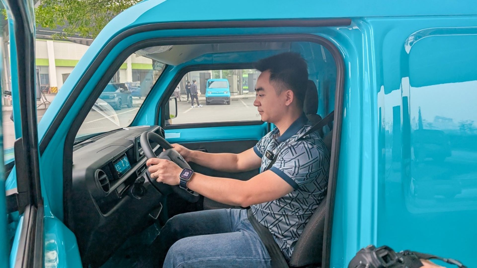 Chuyên gia Đình Nam cho biết VinFast EC Van sở hữu một số trang bị tiện nghi hỗ trợ người lái hiếm thấy ở các mẫu xe chở hàng.  